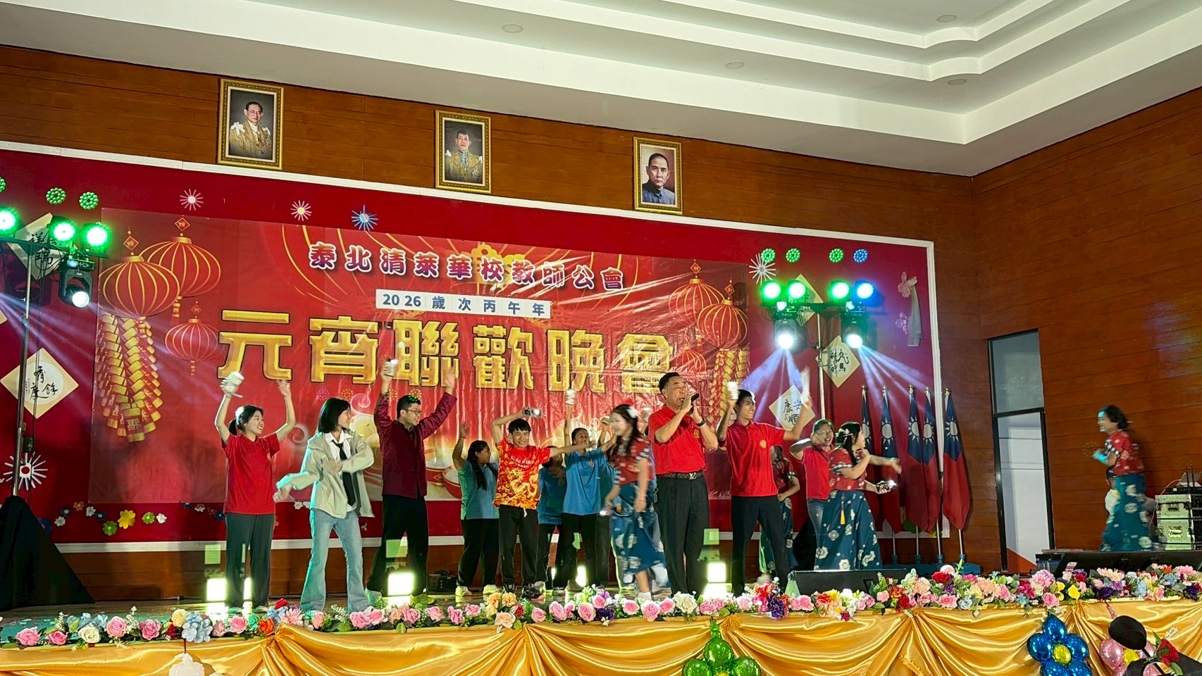 顏協清榮譽會長一展歌喉