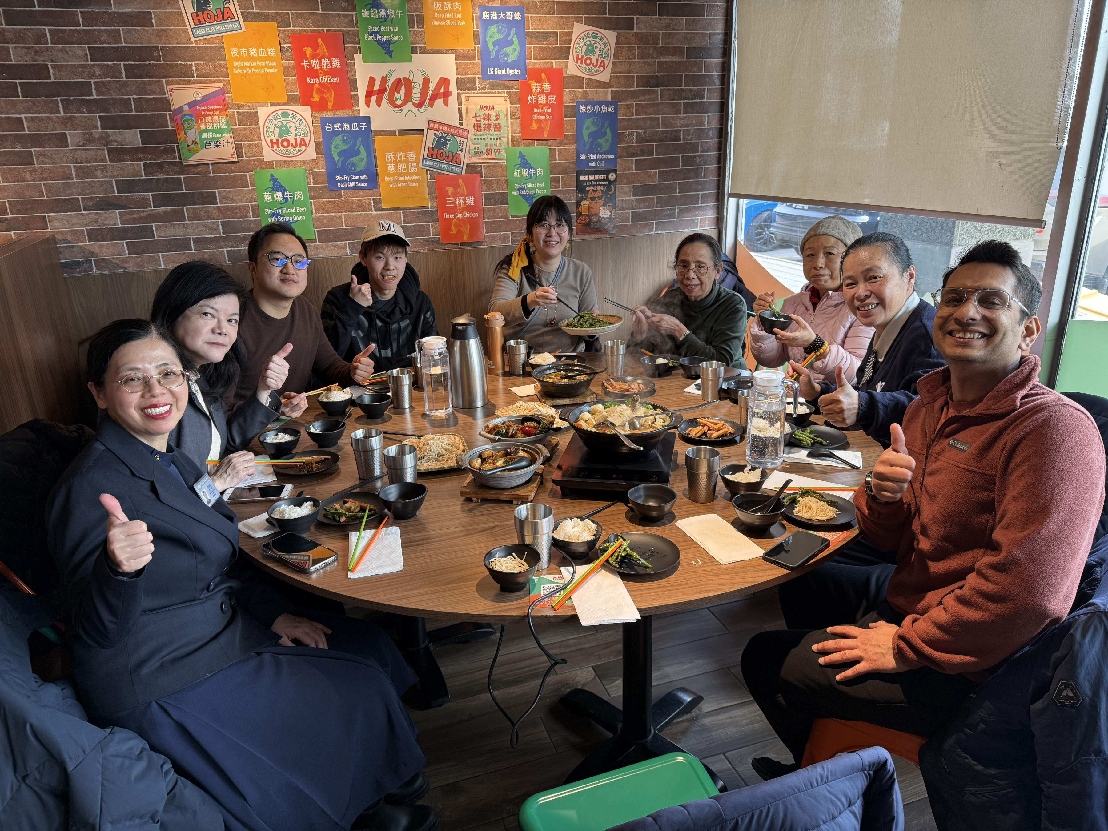 從閱讀菜單到實戰點餐，週日班學員們在餐桌上深入了解臺灣的飲食禮儀與生活文化 。