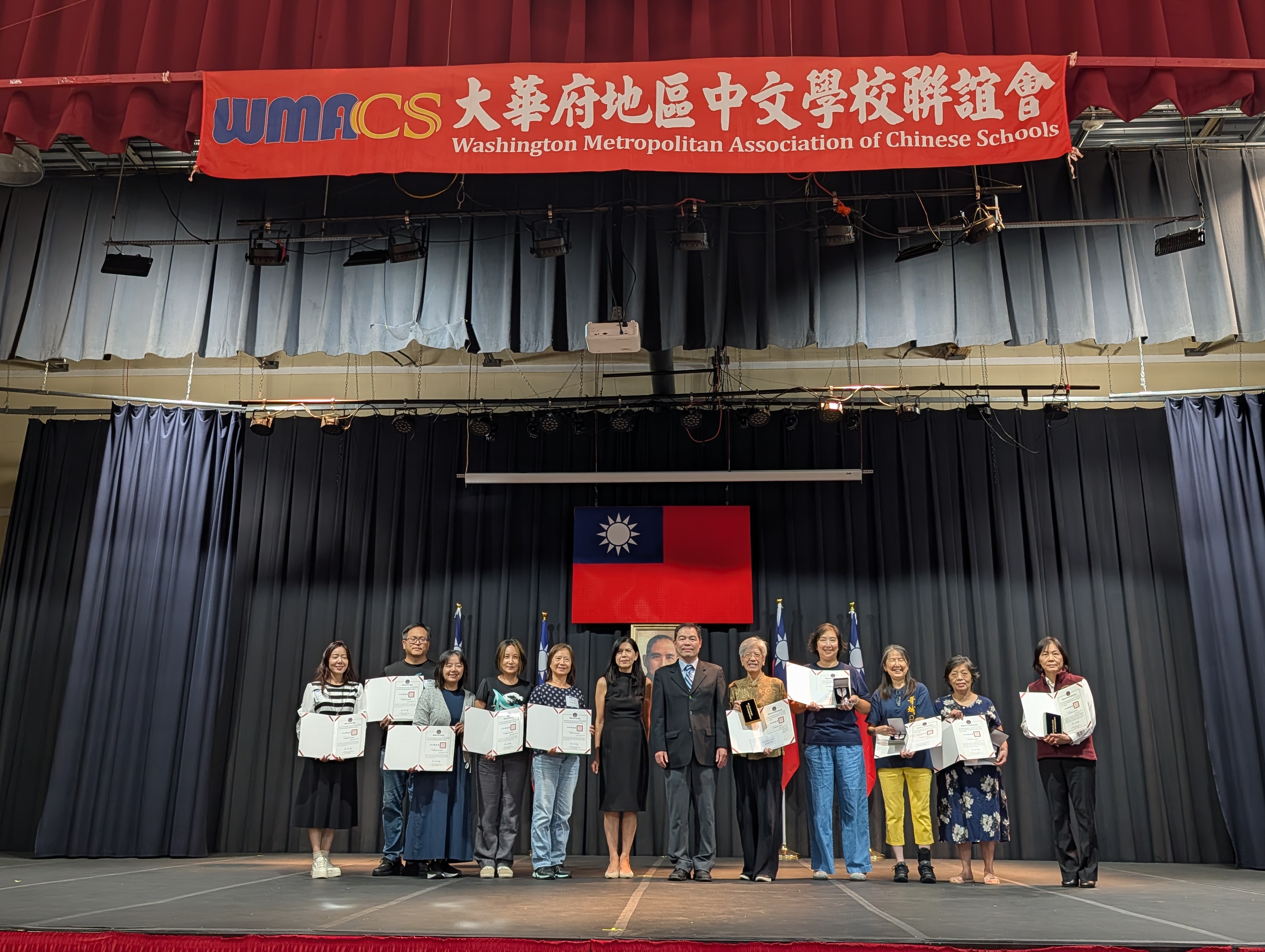 聯誼會總幹事、文教中心主任黃正杰及榮獲僑委會資深教師獎的老師