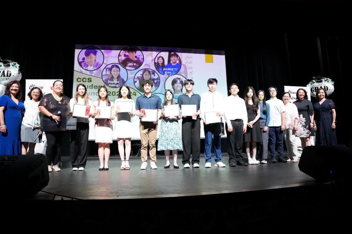 家長會會長Cindy Cao (左起)、負責學生會許良禎老師、副校長夏忠菁、學生會成員黃恩璽、高安琪、林丞瑄、李念祖、彭真寳、馬歐文、林丞宇、高嘉琪、李薇薇、Serina Soong 及Sebestian Soong、校長林香蘭、董事長邱婷蘭及董事楊彥純