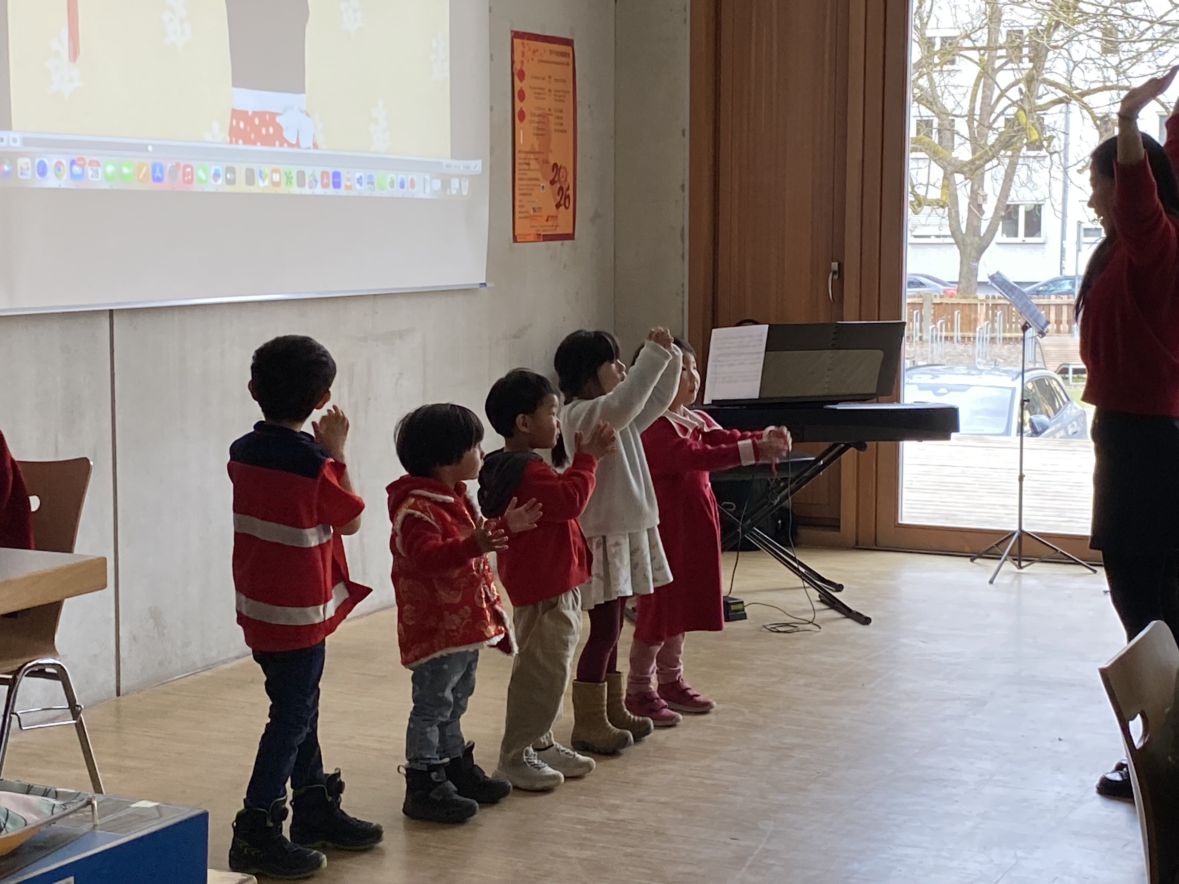 小班演唱新年好