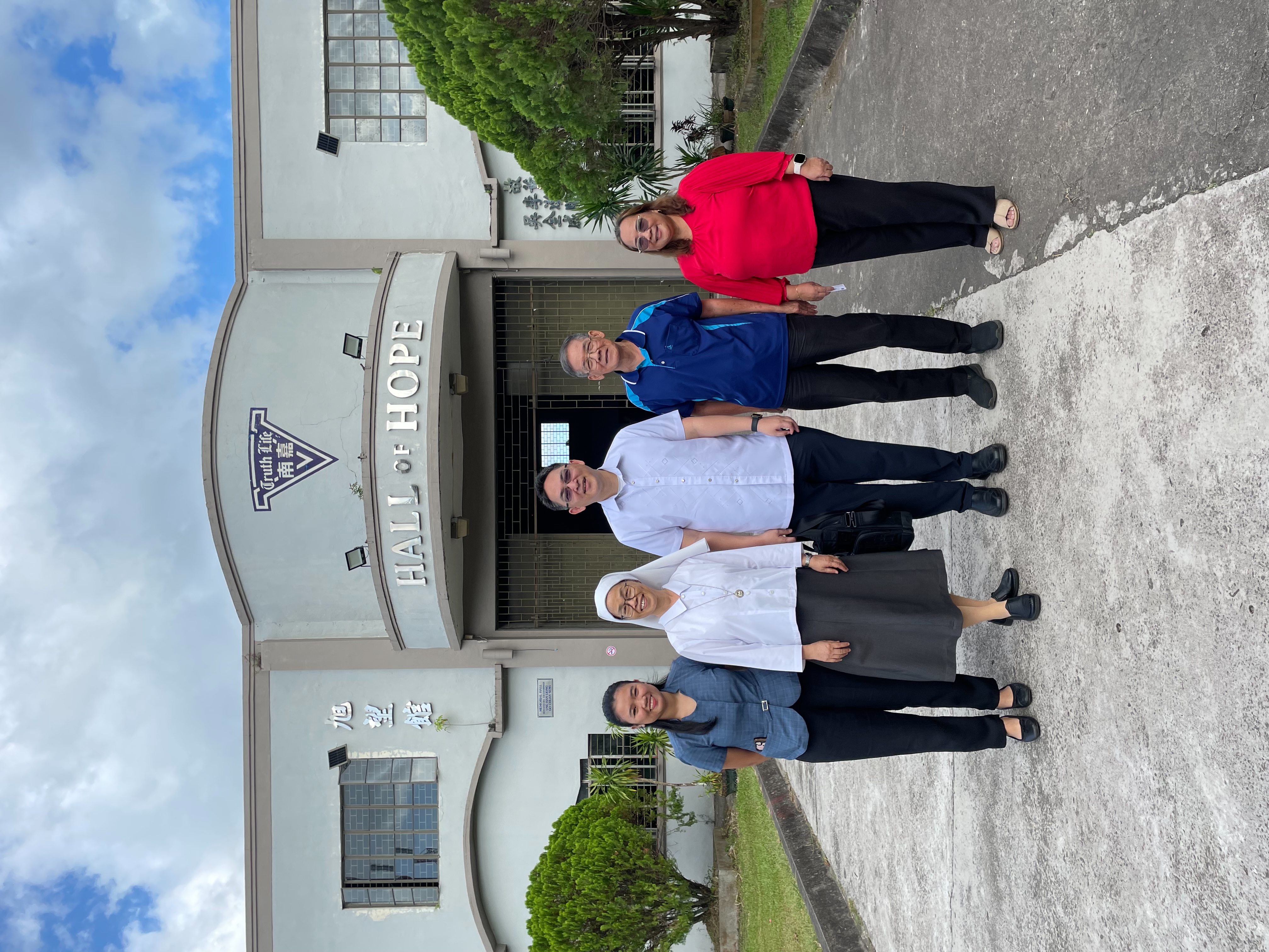 菲華文教服務中心主任莊博智(中)拜訪那牙嘉南中學，與校長王志超(右二)及校方教師合影留念