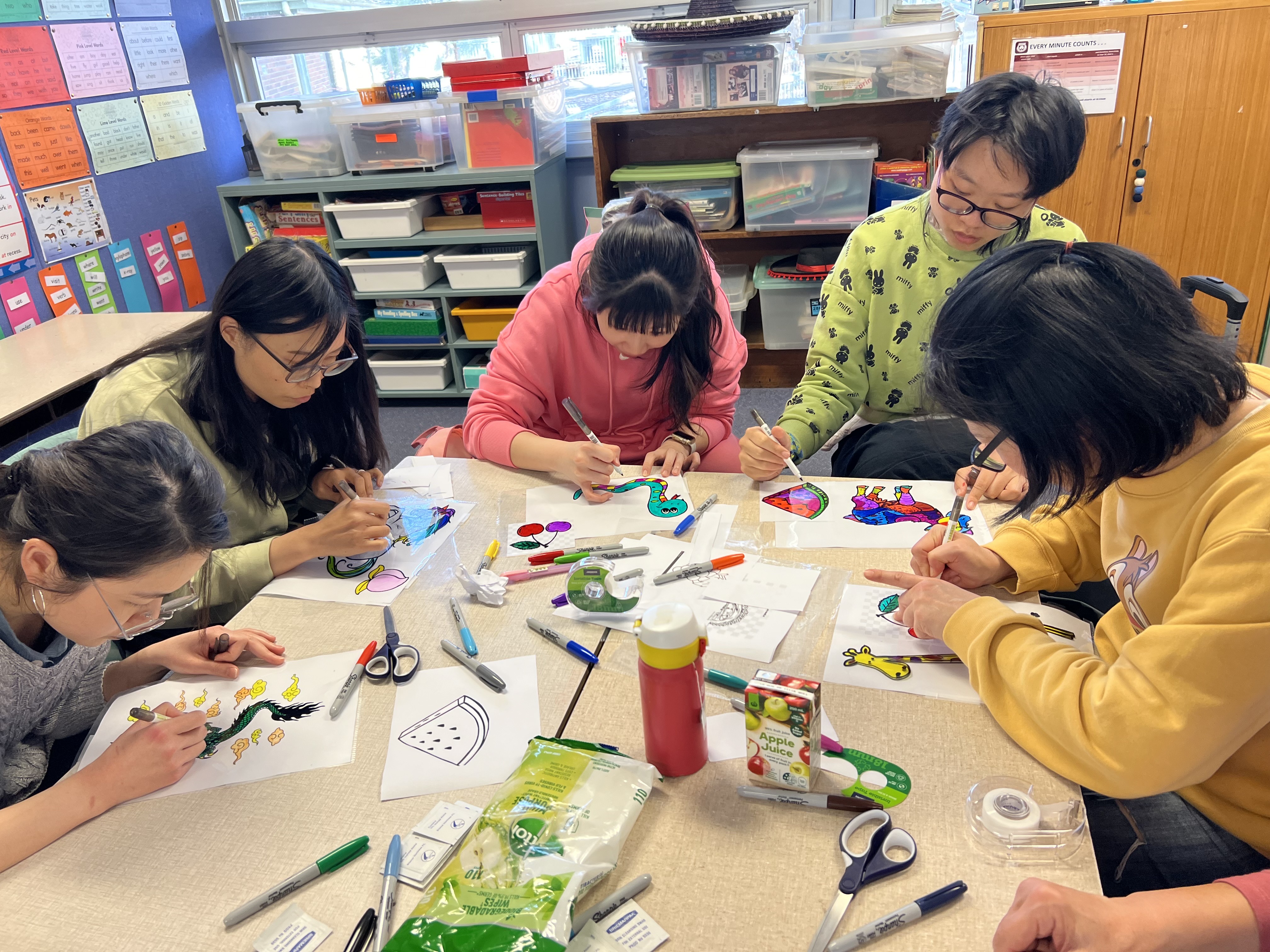 老師發揮創意，把動物的色彩畫得五彩繽紛