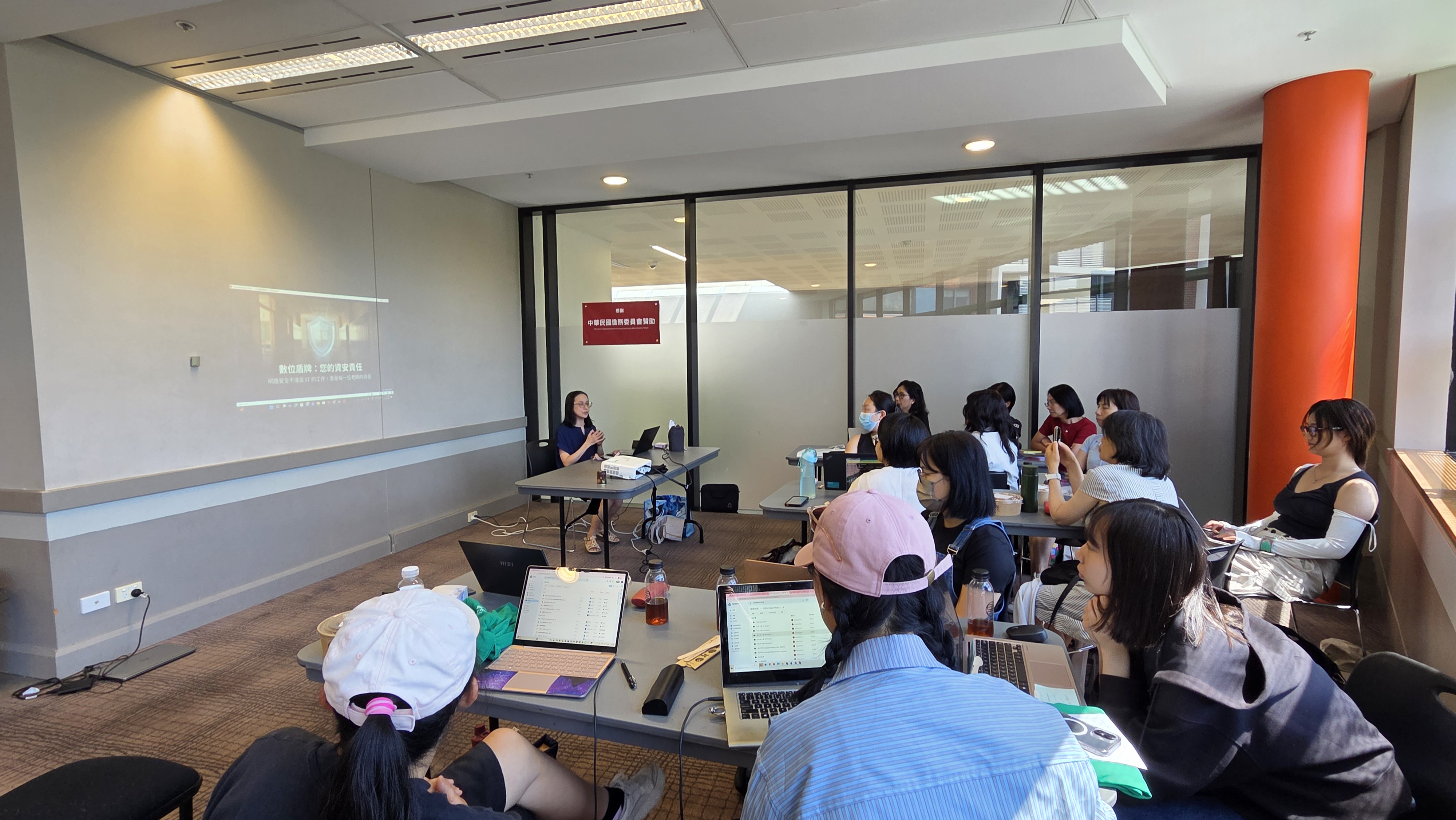 互動式專業研習：全體教師在 Vinegar Hills 會場進行分組討論與筆電實作，共同研討新學期的進度規劃與數位教學策略。