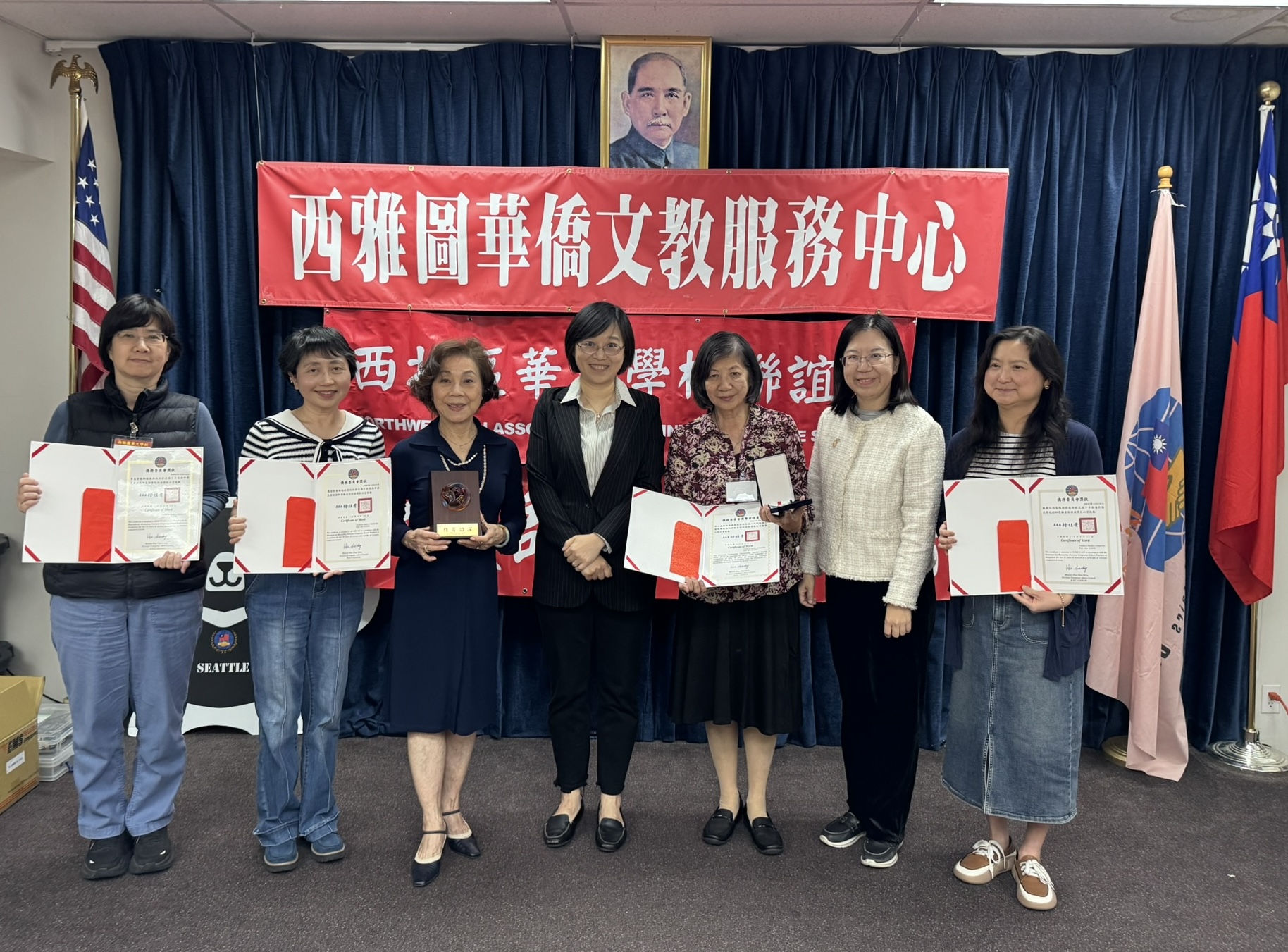 資深教師接受表揚
