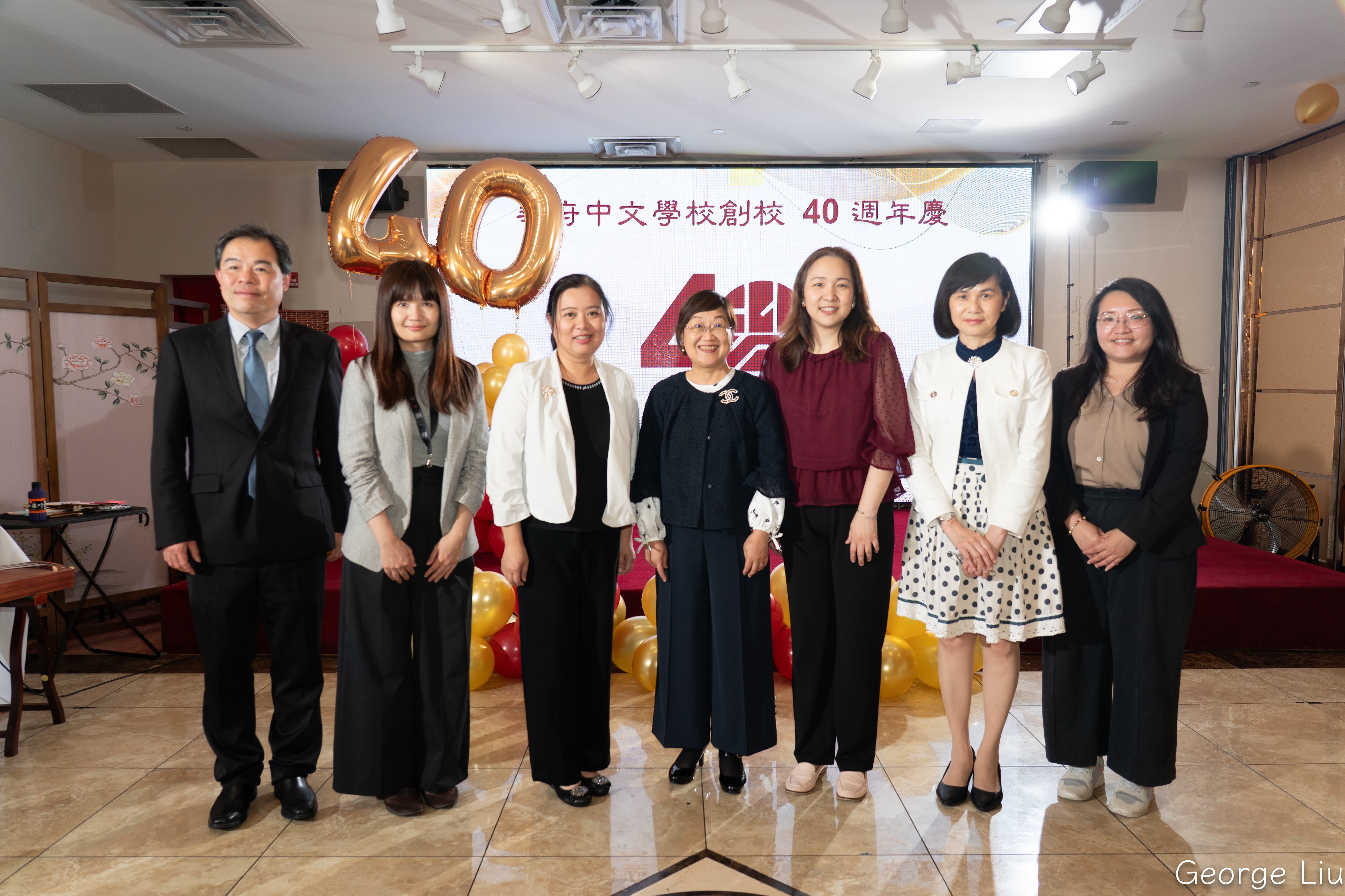 董事長李中慧(左三)、校長劉儀倫(右三)與僑委會委員長徐佳青(中)和各僑界貴賓合影
