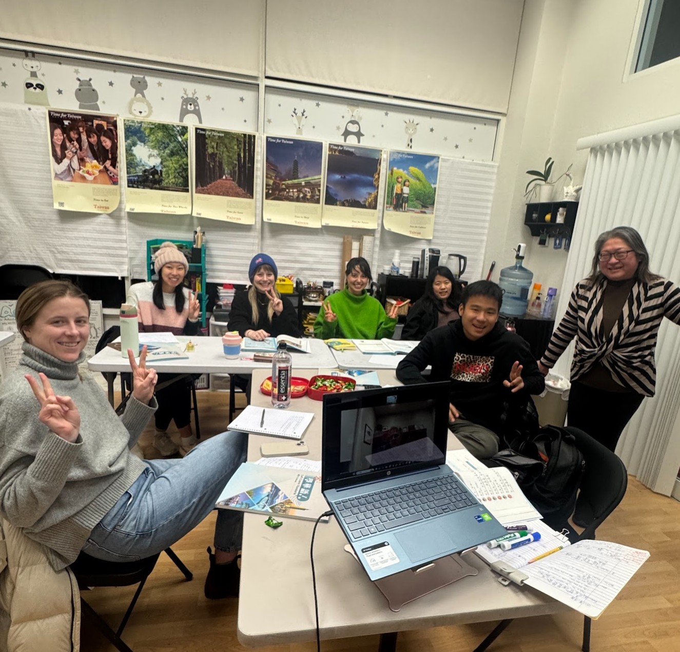 BASIC-2A的學員們結業以後已經可以大方地用流利的中文介紹自己!