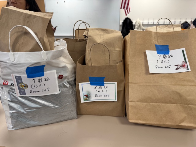 教務組準備的Goody bags, 按各組打包分送到各比賽教室。