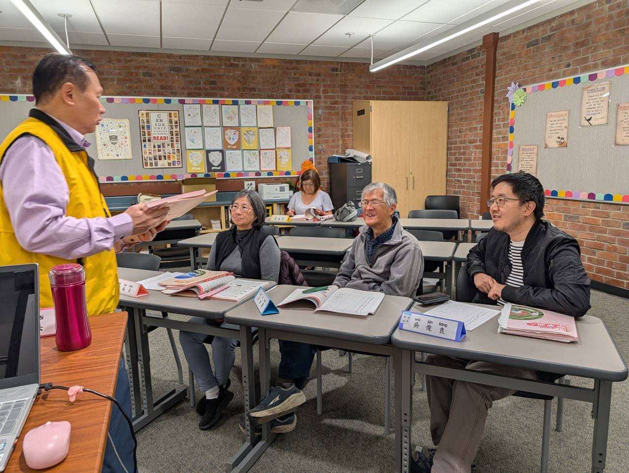 圖三：寇惠風校長在實體課堂中詢問學員學習狀況