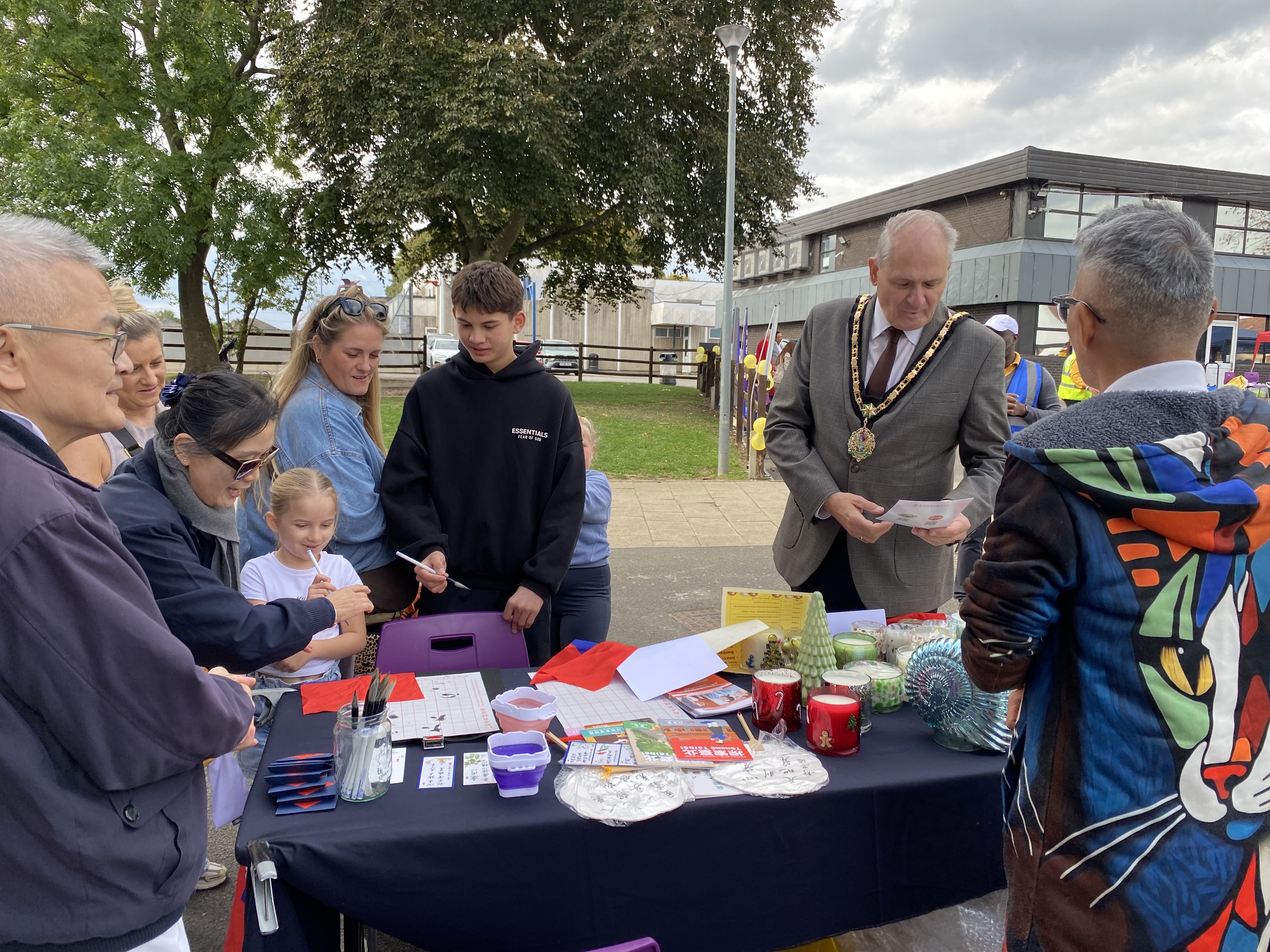 華裔家庭前來支持