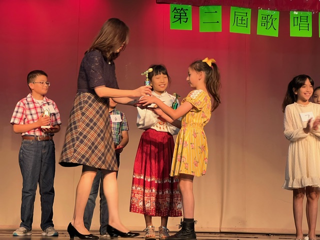 僑教中心王盈蓉主任蒞臨指導頒獎