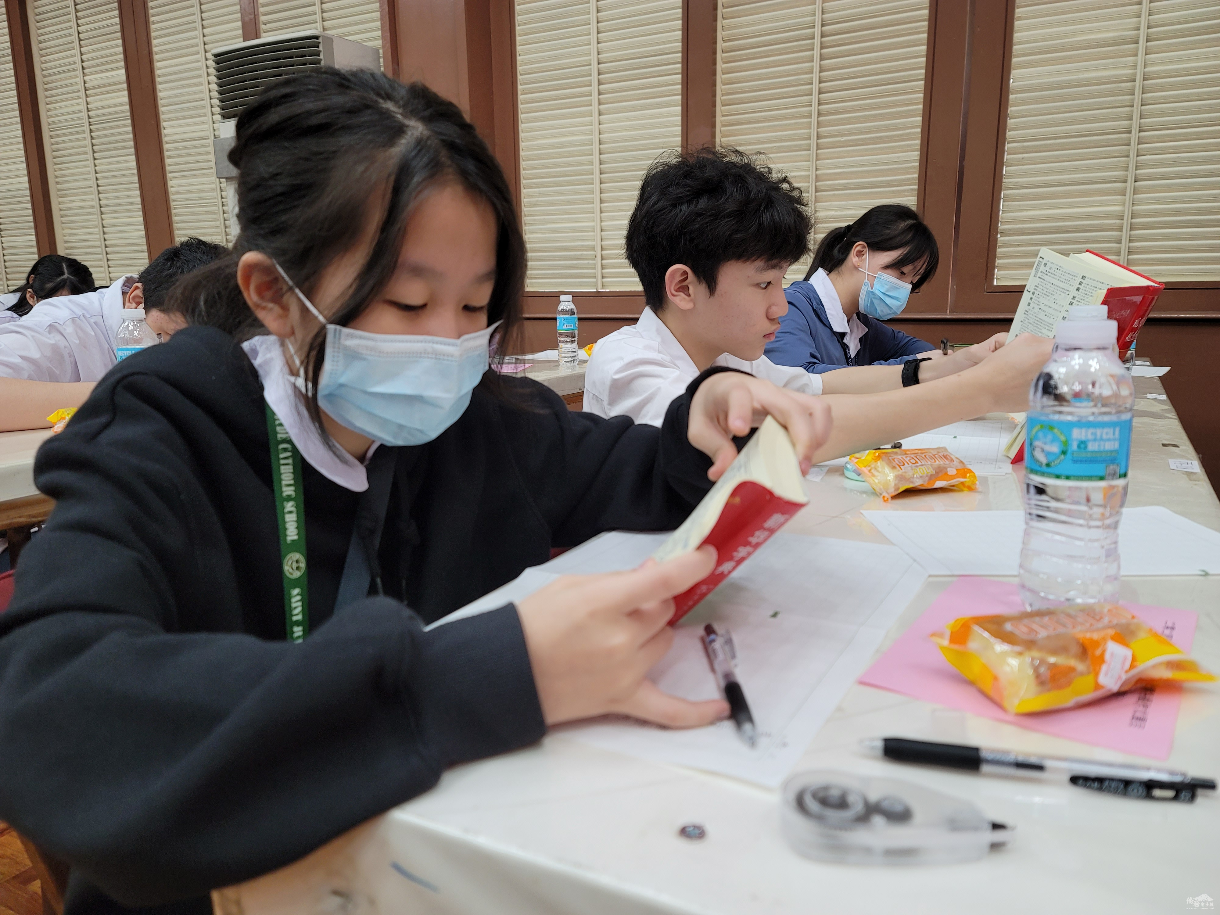 參賽者在所攜帶的華語字典上查生詞