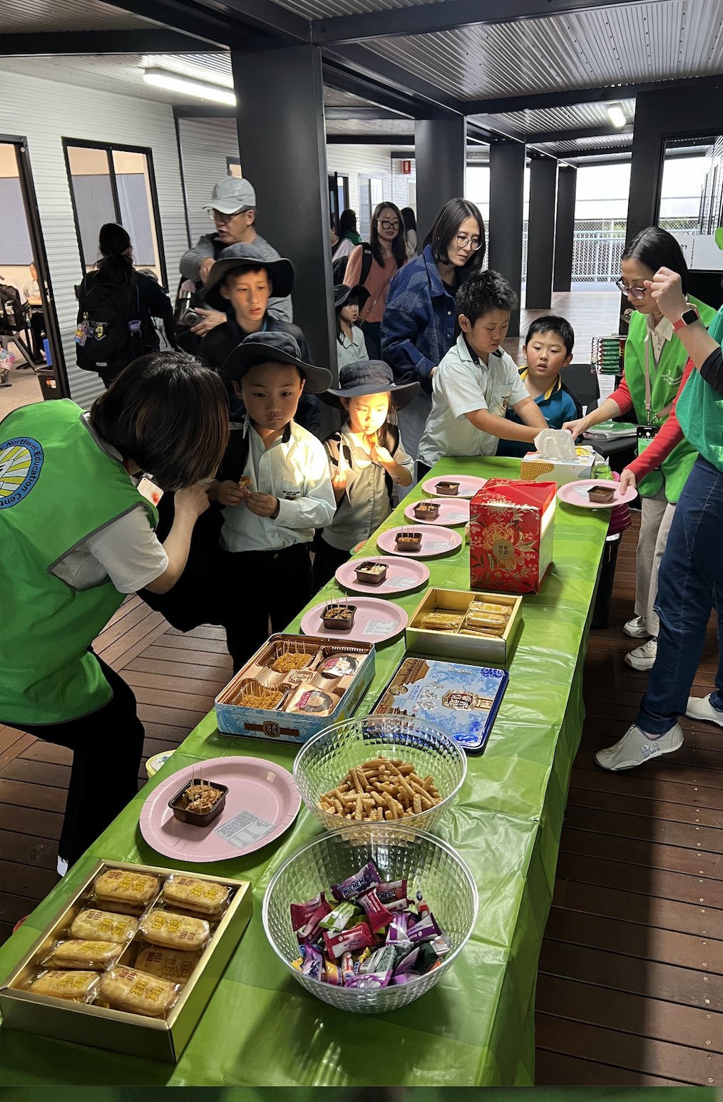 月餅與點心分享時光，孩子們愉快品嚐中秋美食，氣氛溫馨。