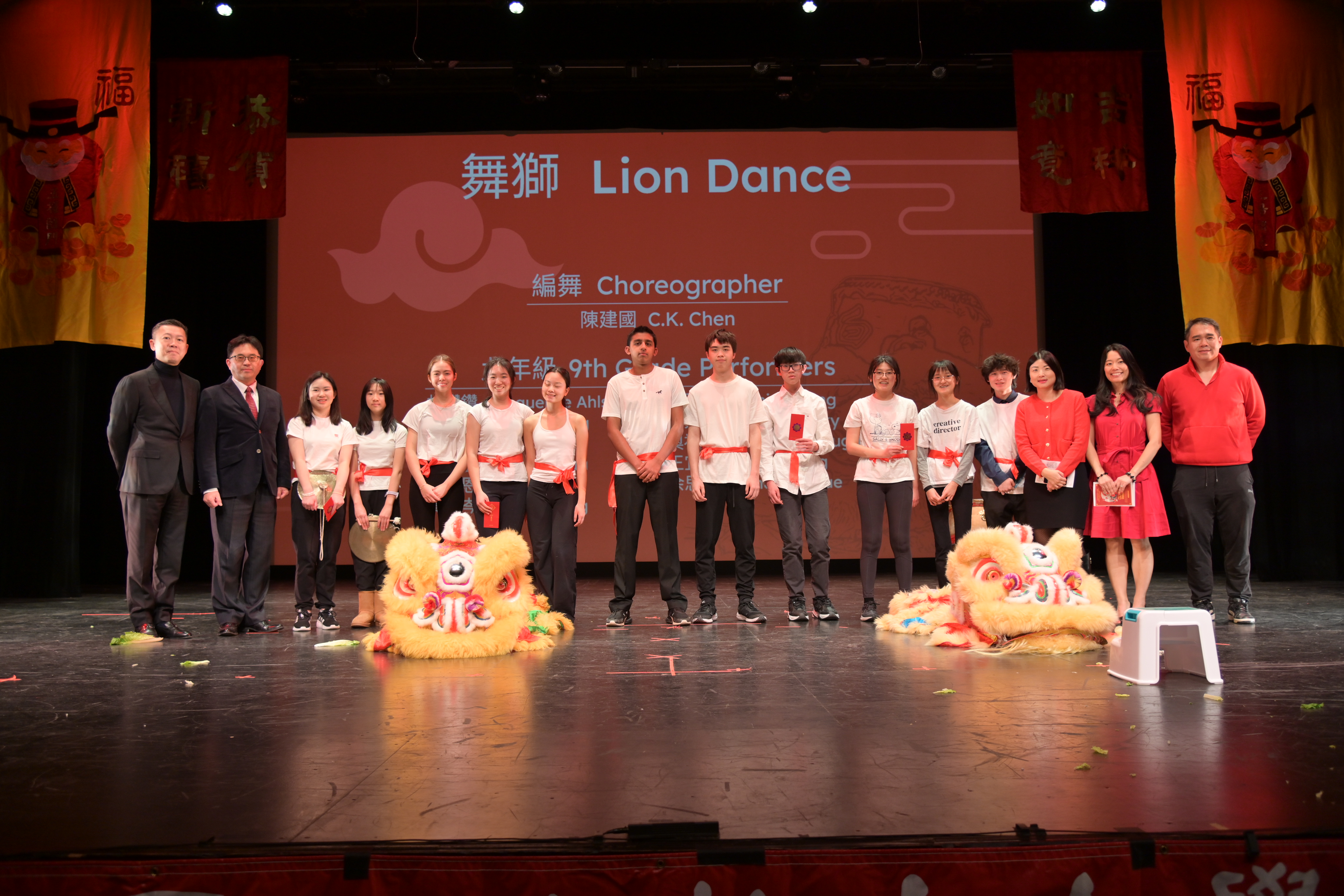 9 & 10年級學生表演舞獅
