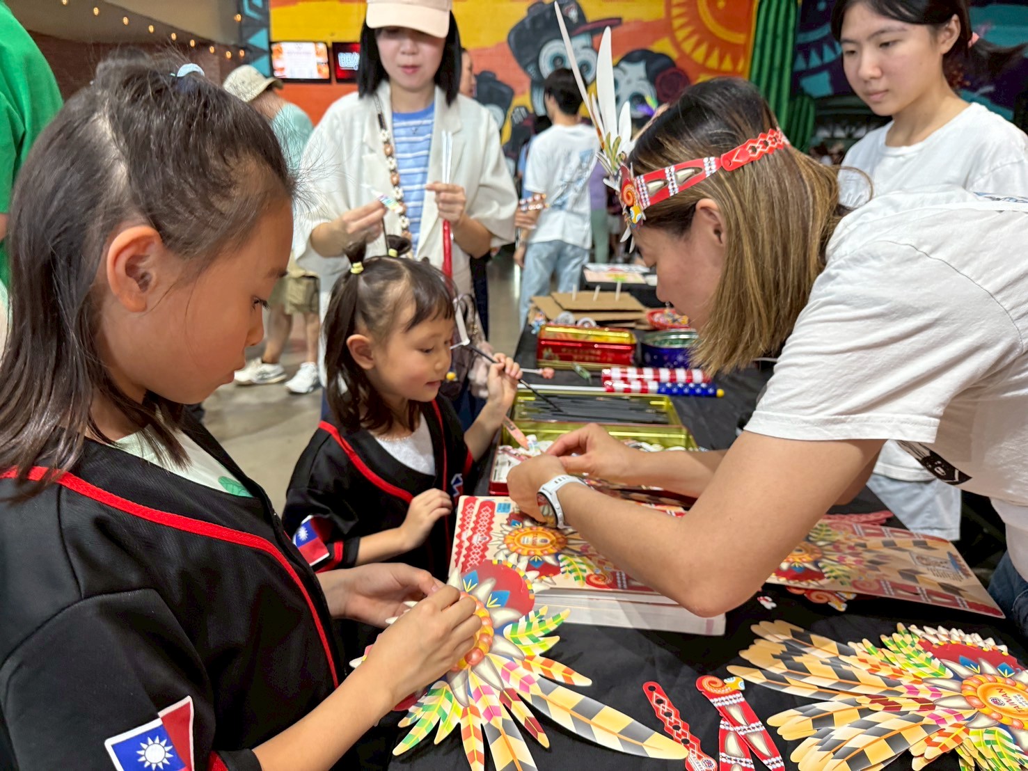 大小朋友喜愛的原住民頭飾