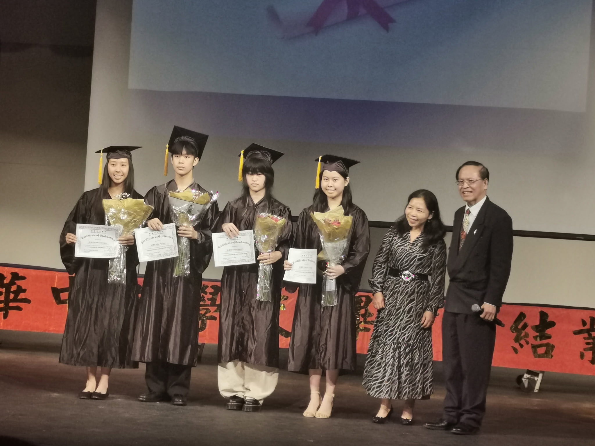 謝燕燕校長和畢業班林宏圖老師與畢業生合影。