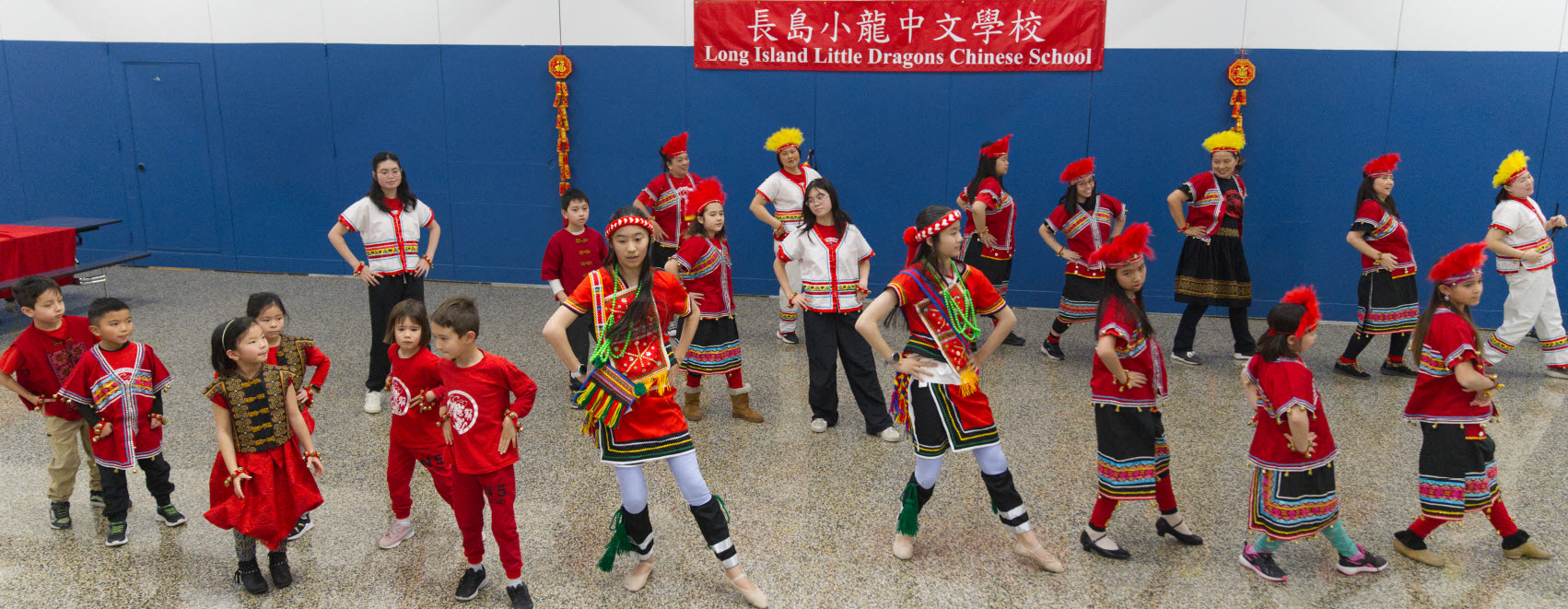 老師和學生一起表演的阿美族舞蹈『披上情人袋』，這支熱鬧活潑的原住民舞蹈，讓春節以歡呼聲和掌聲劃下充滿活力的句點。