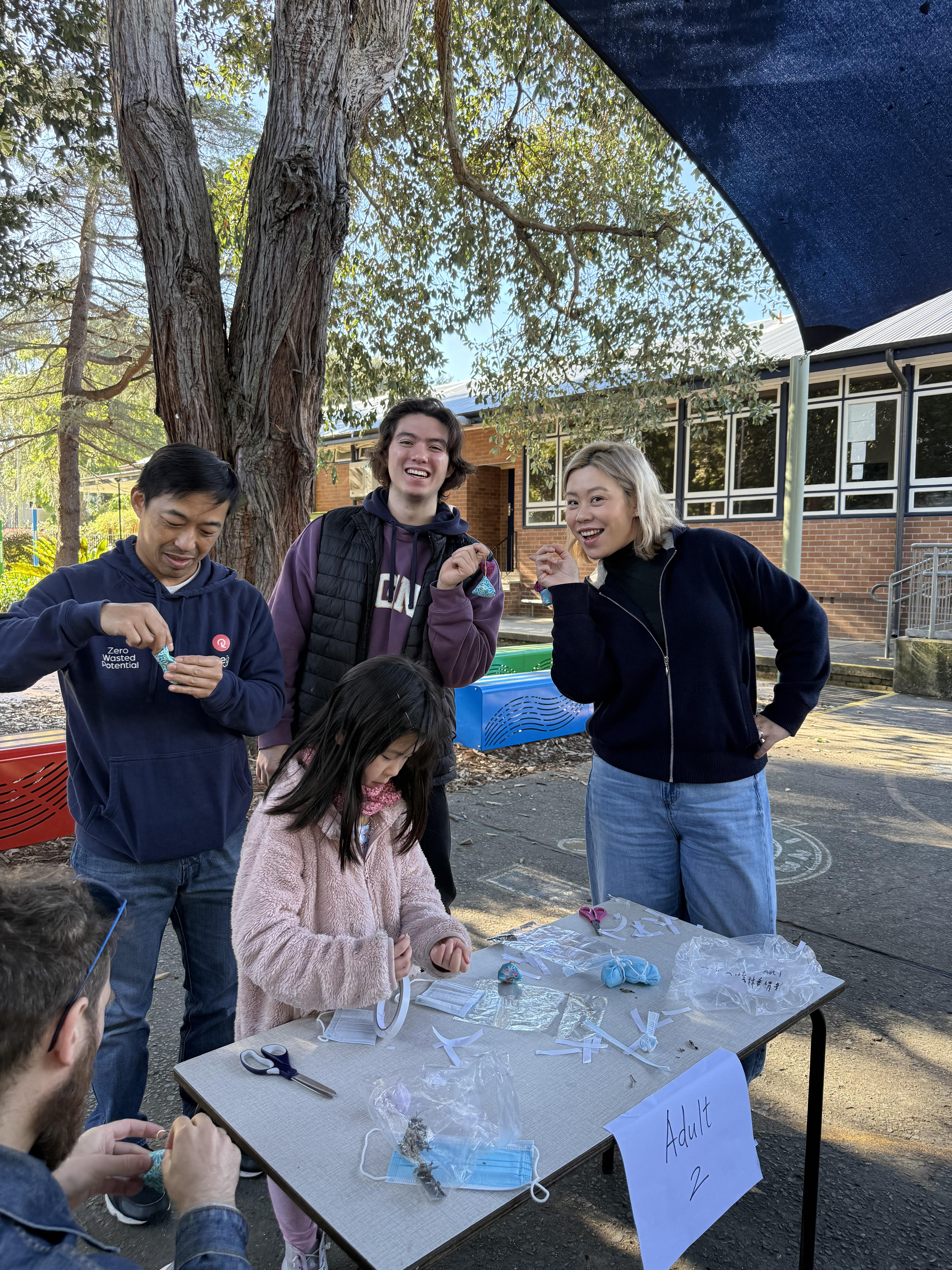 成人班的大朋友也興奮的參與製作香包的樂趣