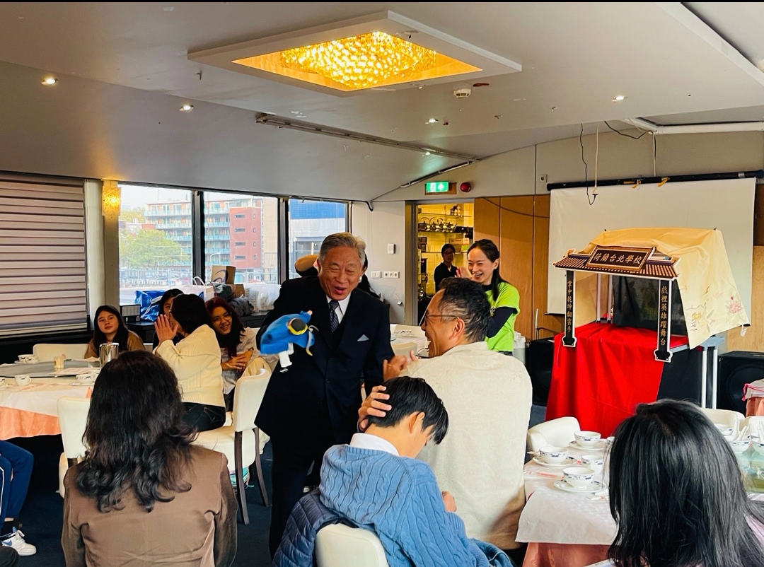 駐荷代表處田中光大使現場操偶