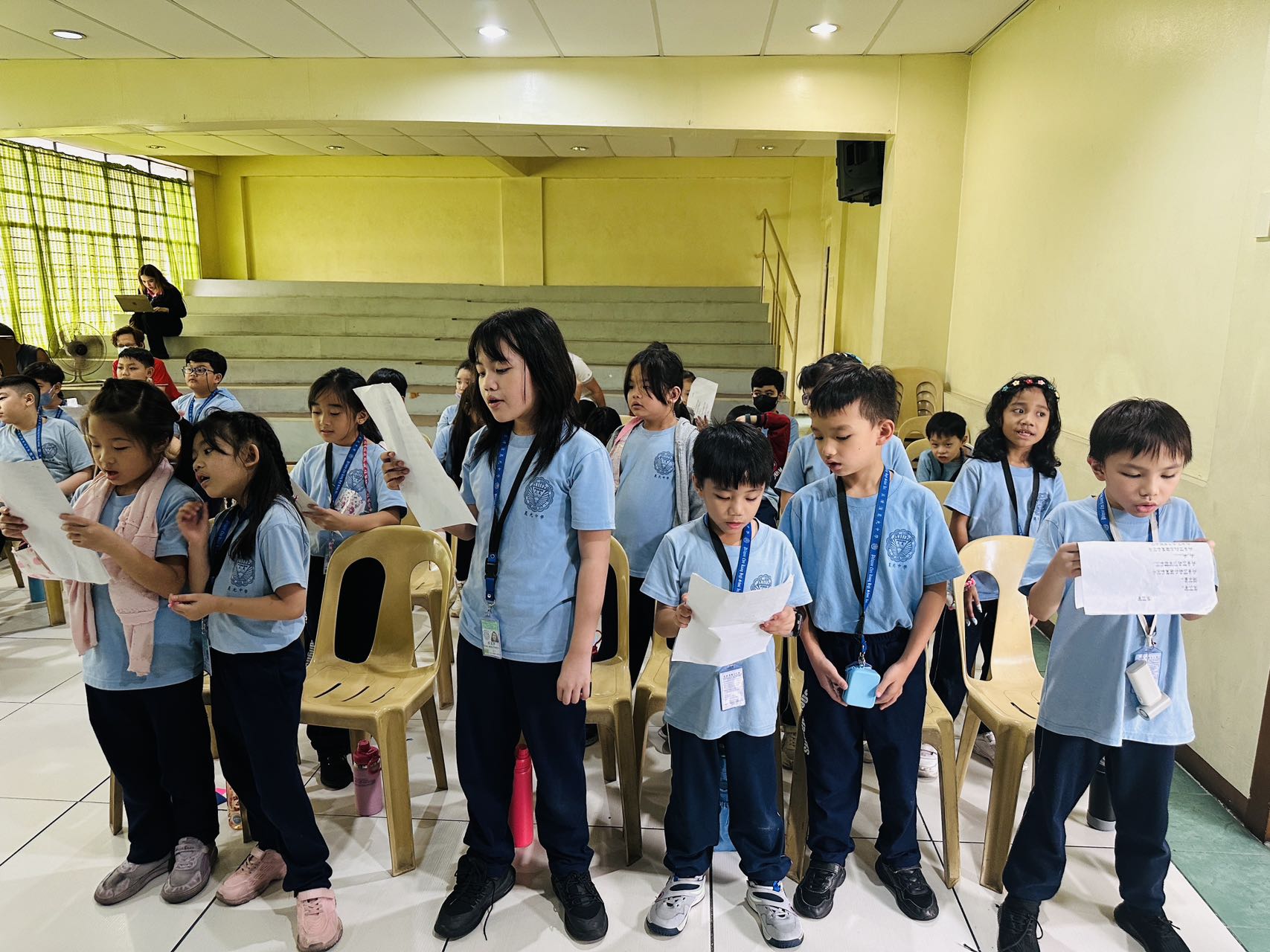 小學生學唱「高山青」