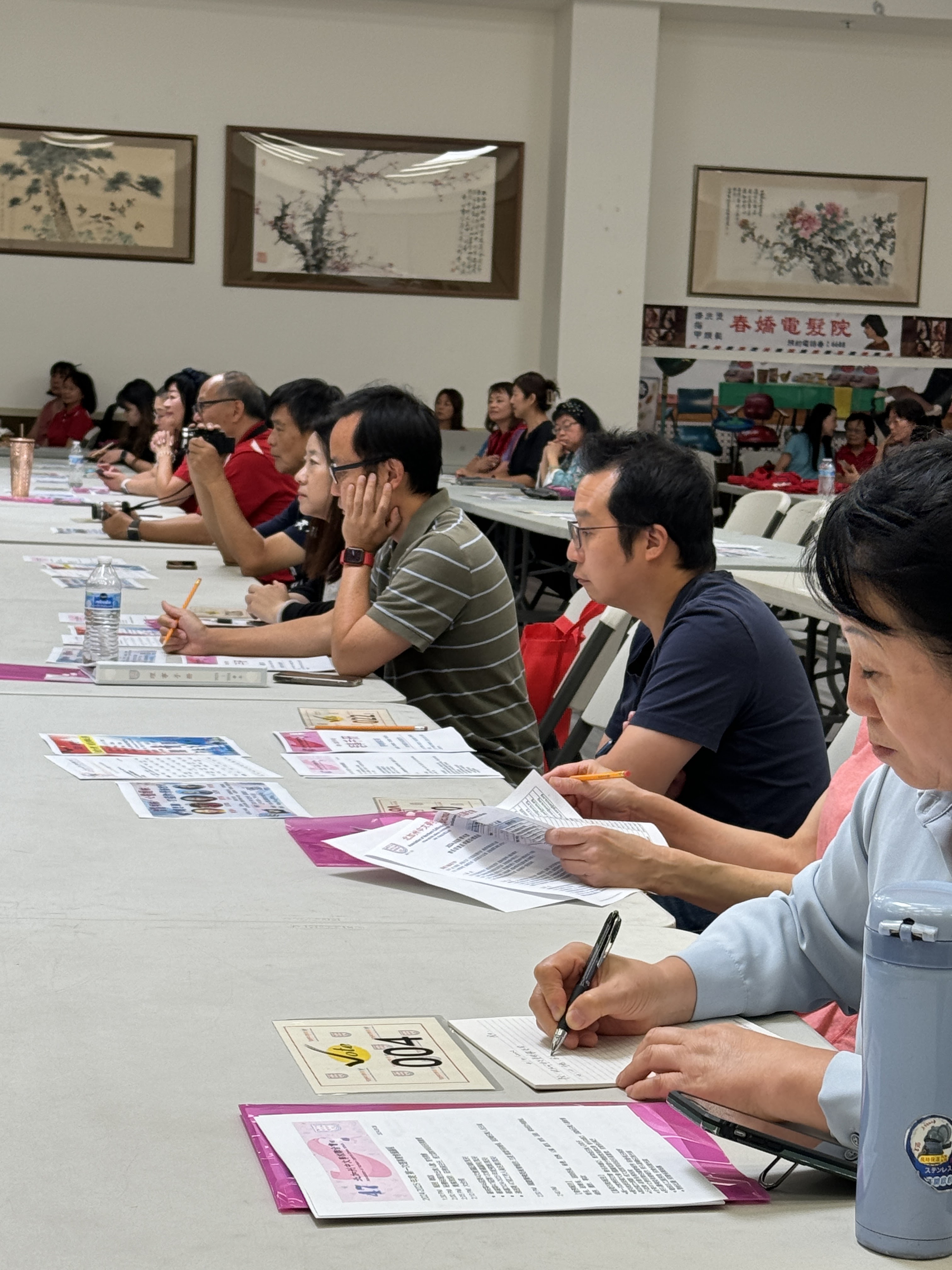 會議現場，理事們聚精會神