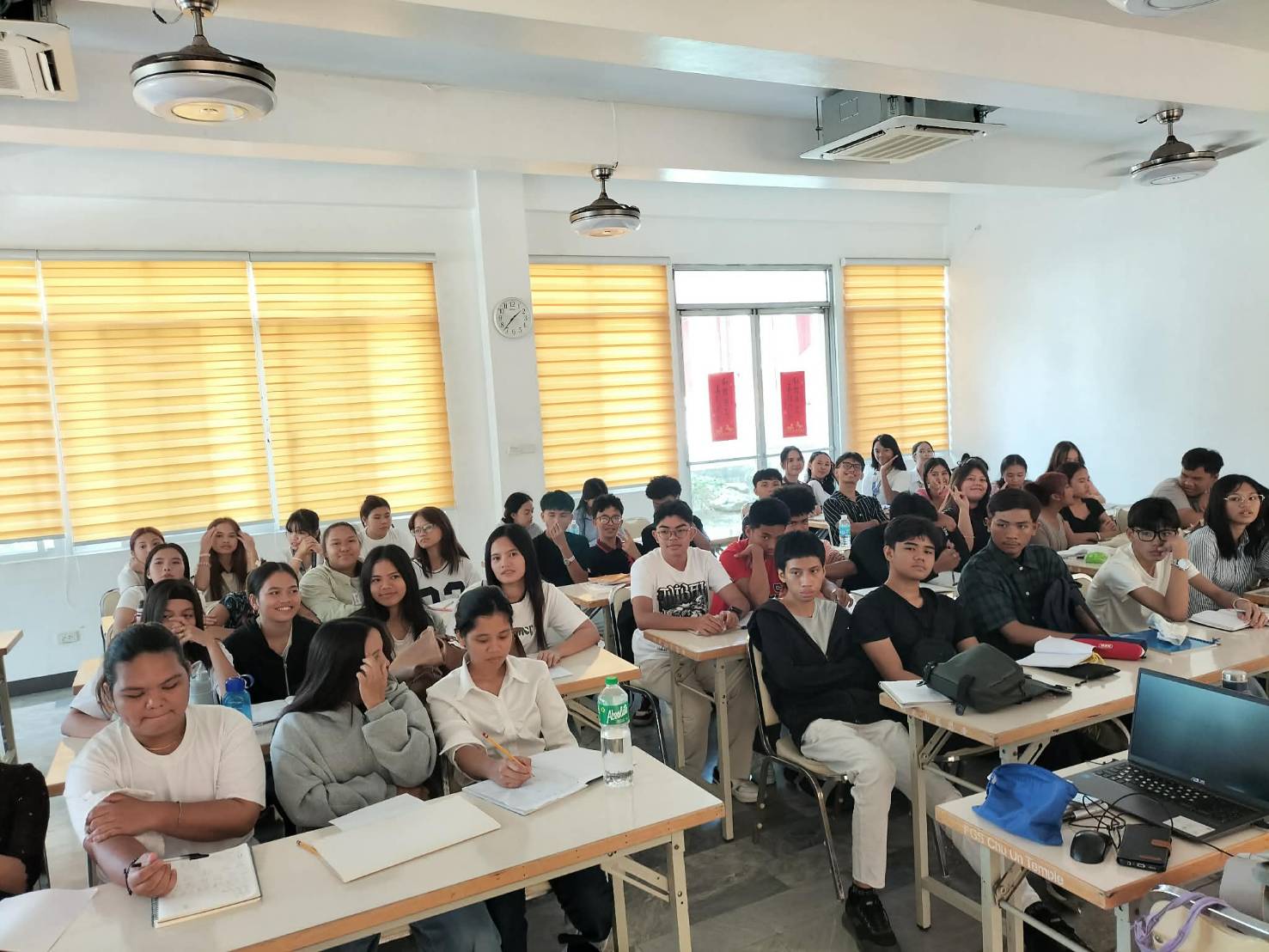 同學踴躍學習華語文。