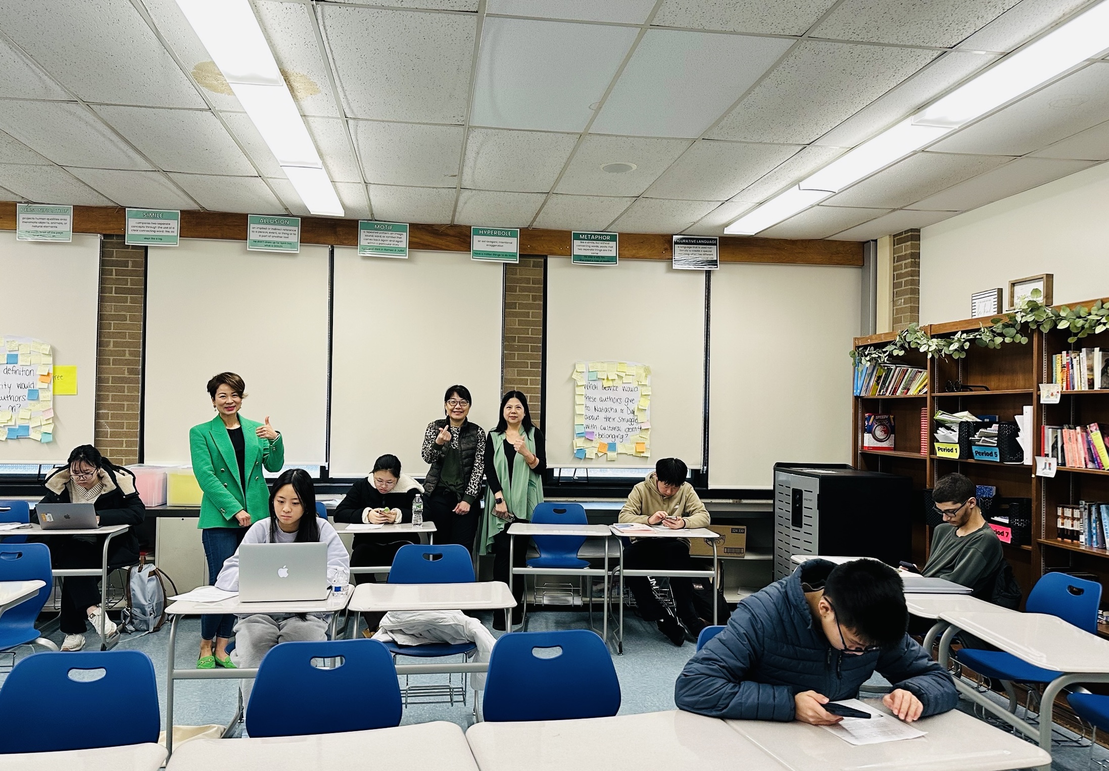 校長林依静、精英班老師毛立楓和TCML主任江海寧 (由左至右) 於打字比賽現場合影，共同見證學生們在競賽中展現的中文輸入技能與學習成果。