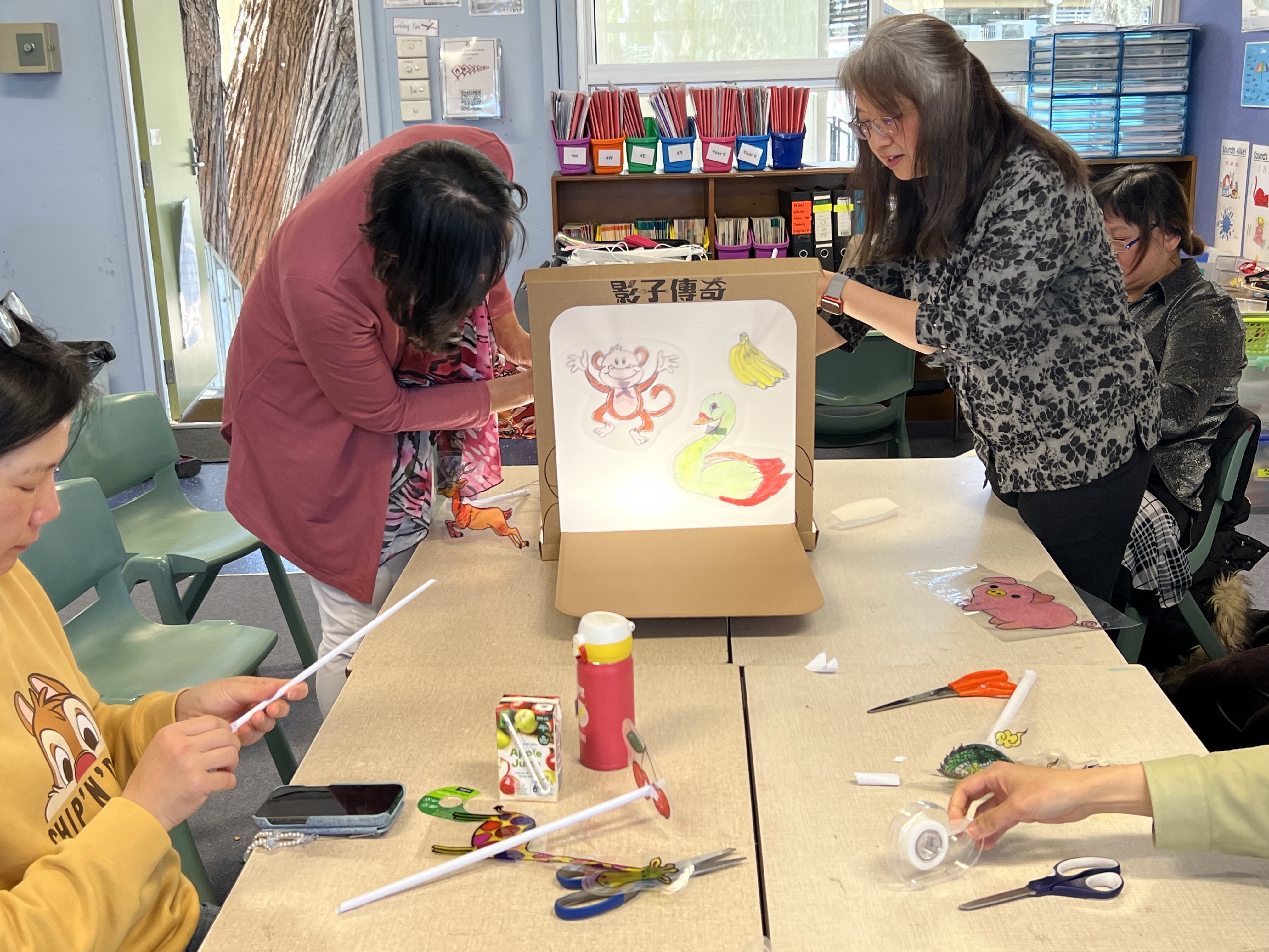 小舞臺呈現現代圖騰「水果或動物」的皮影戲