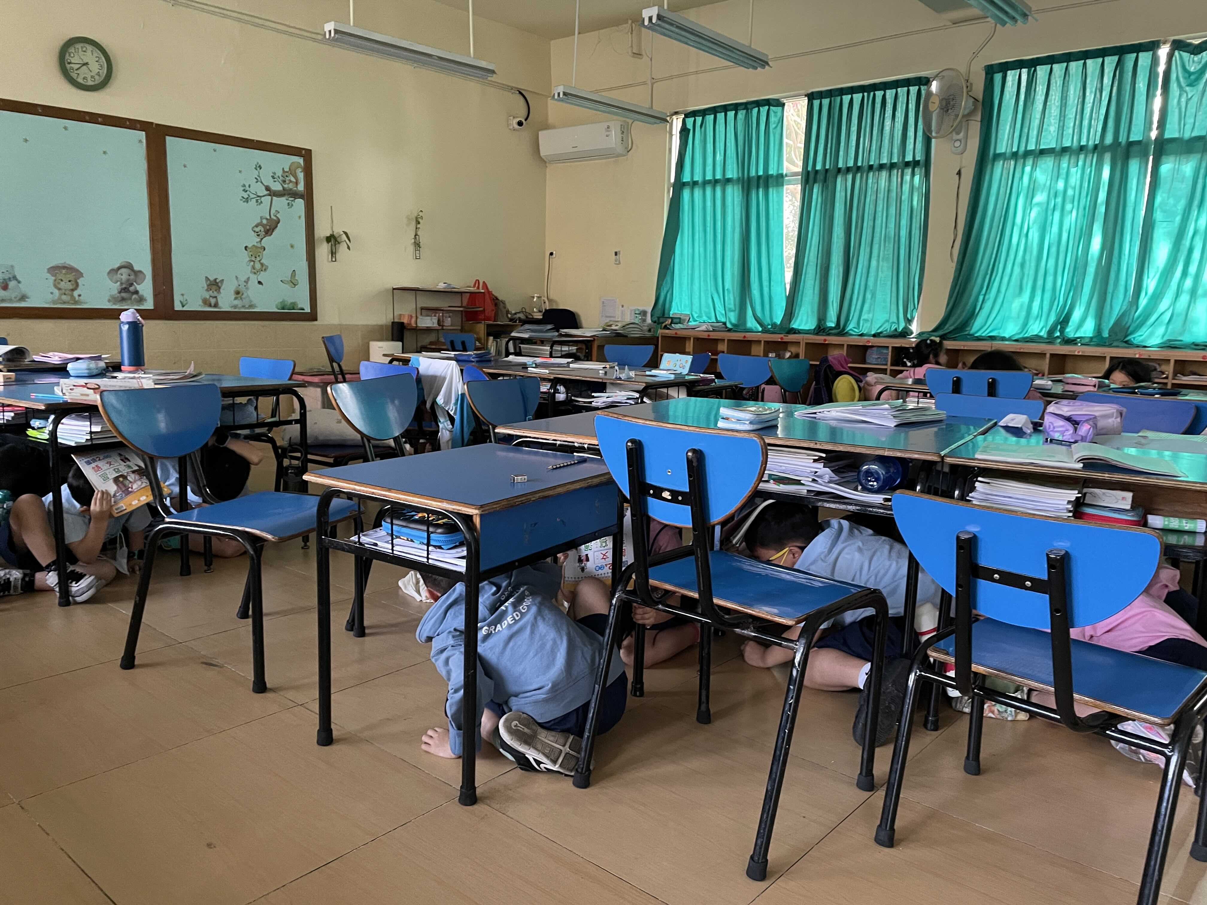 警報聲響同學立即趴下、掩護