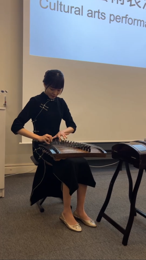 台灣古箏音樂家進行台灣民謠歌曲表演