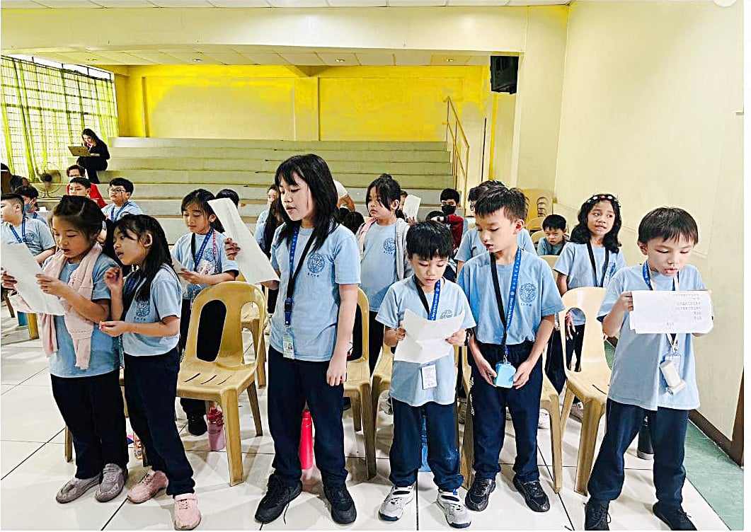 ▲孩子們在老師的帶領下一句句模仿傳唱台灣著名歌謠