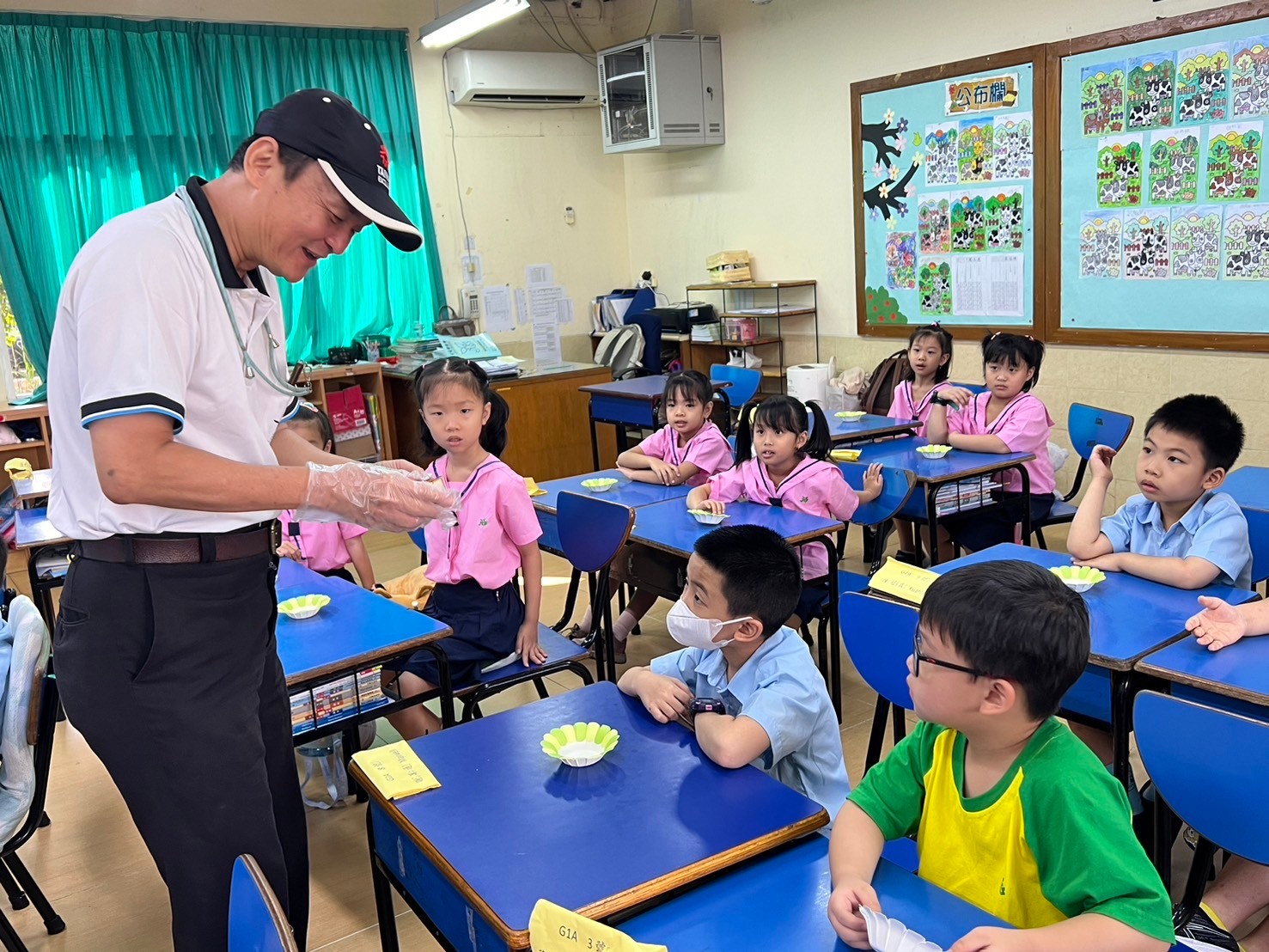 張晉福校長分送小學部月餅