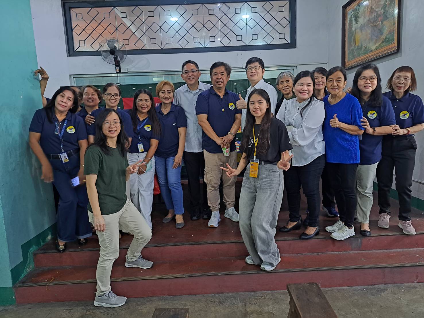 華文教服務中心主任莊博智、副主任梁崇偉與晨光中學校長黃思華、教師代表合影，共同見證文化交流成果。