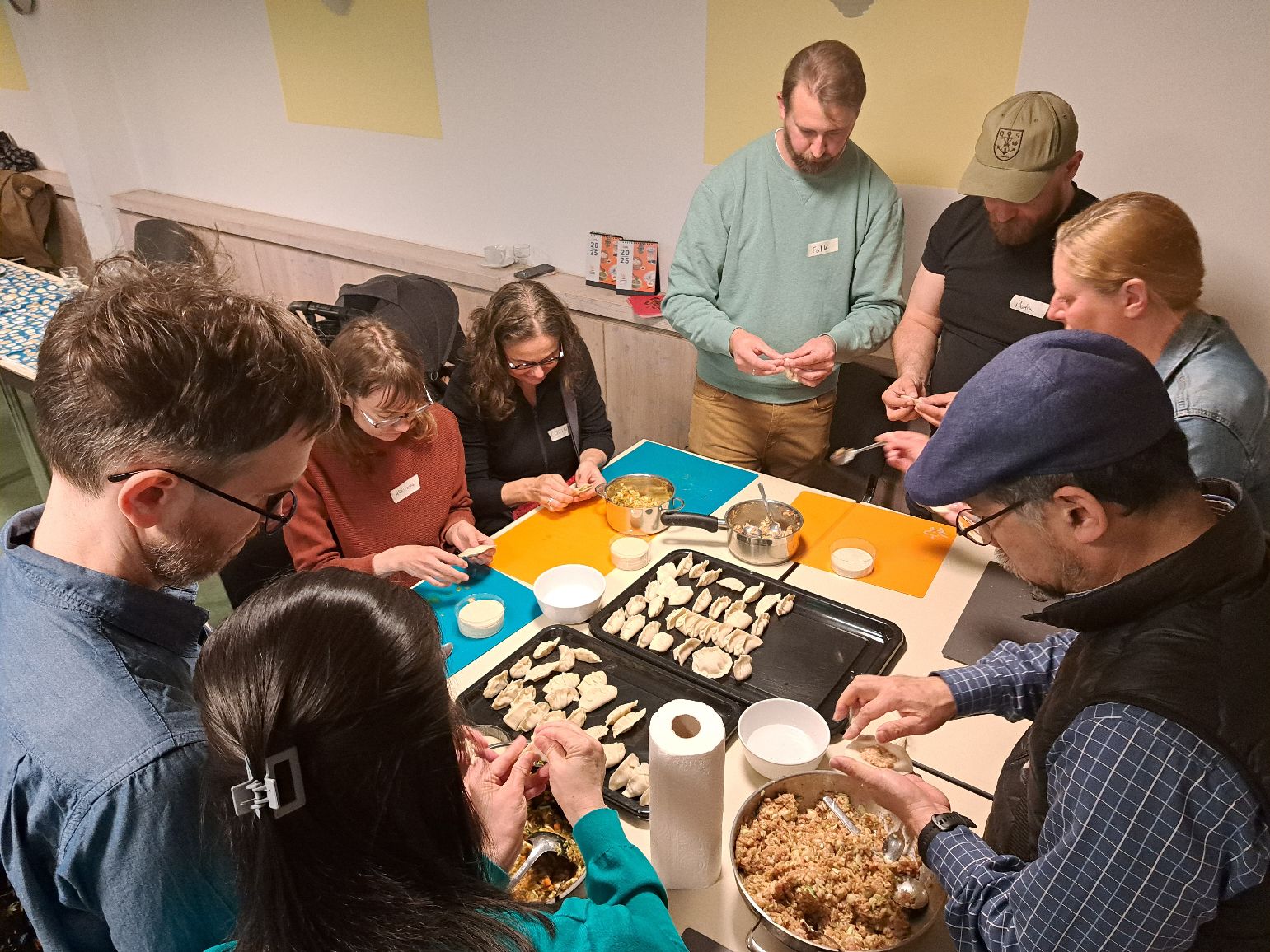 學生動手包餃子