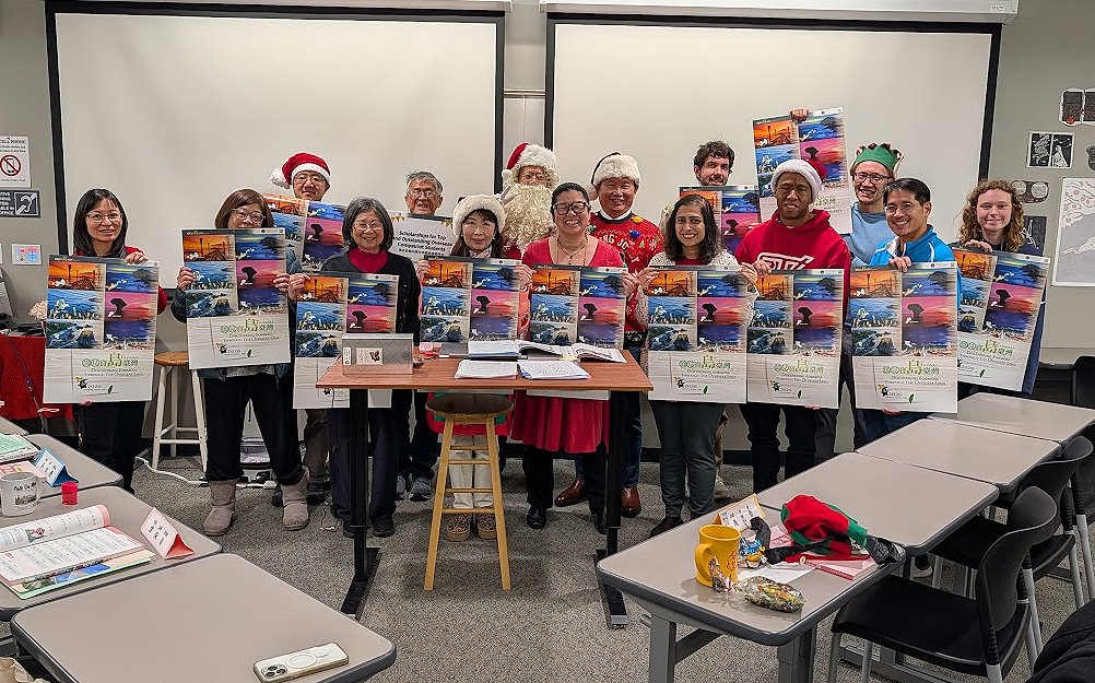 寇惠風校長特別頒發僑委會 2026 年精緻月曆作為學習獎勵