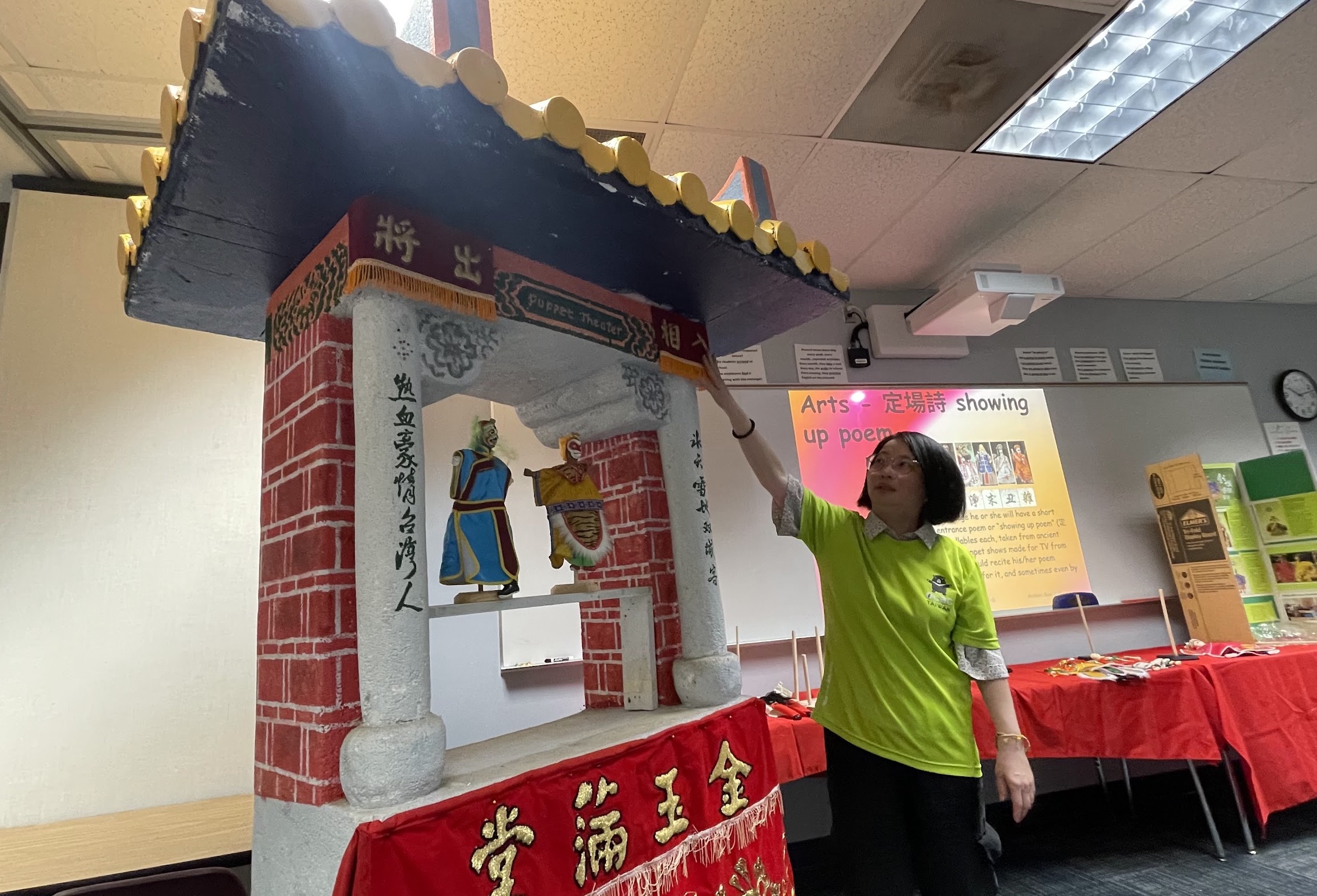 林淑慧老師介紹布袋戲臺