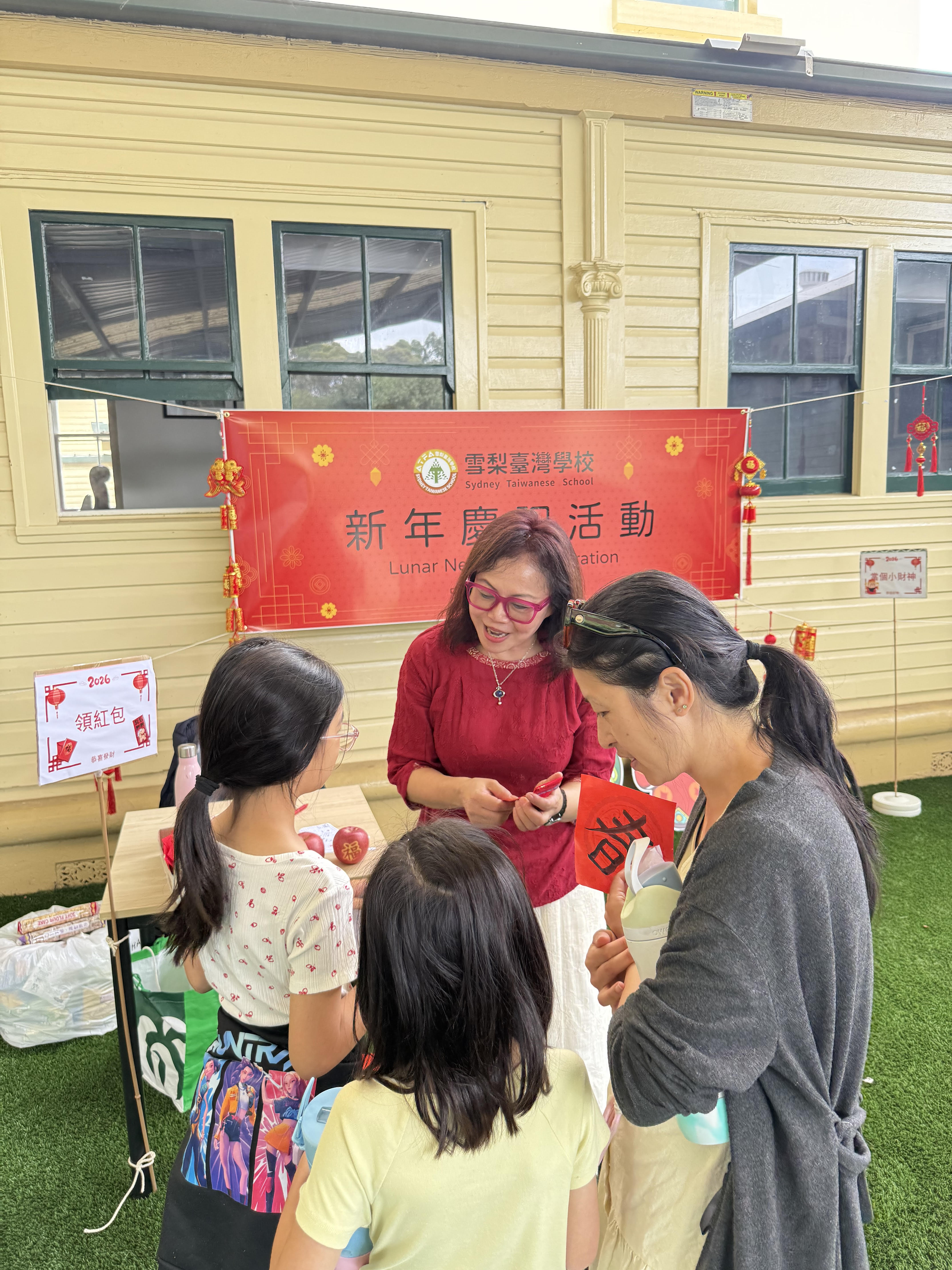 只要向校長說出馬年吉祥話就能領紅包，同學們迫不及待地把剛學會的祝福語一一說出口，現場熱鬧又歡樂。
