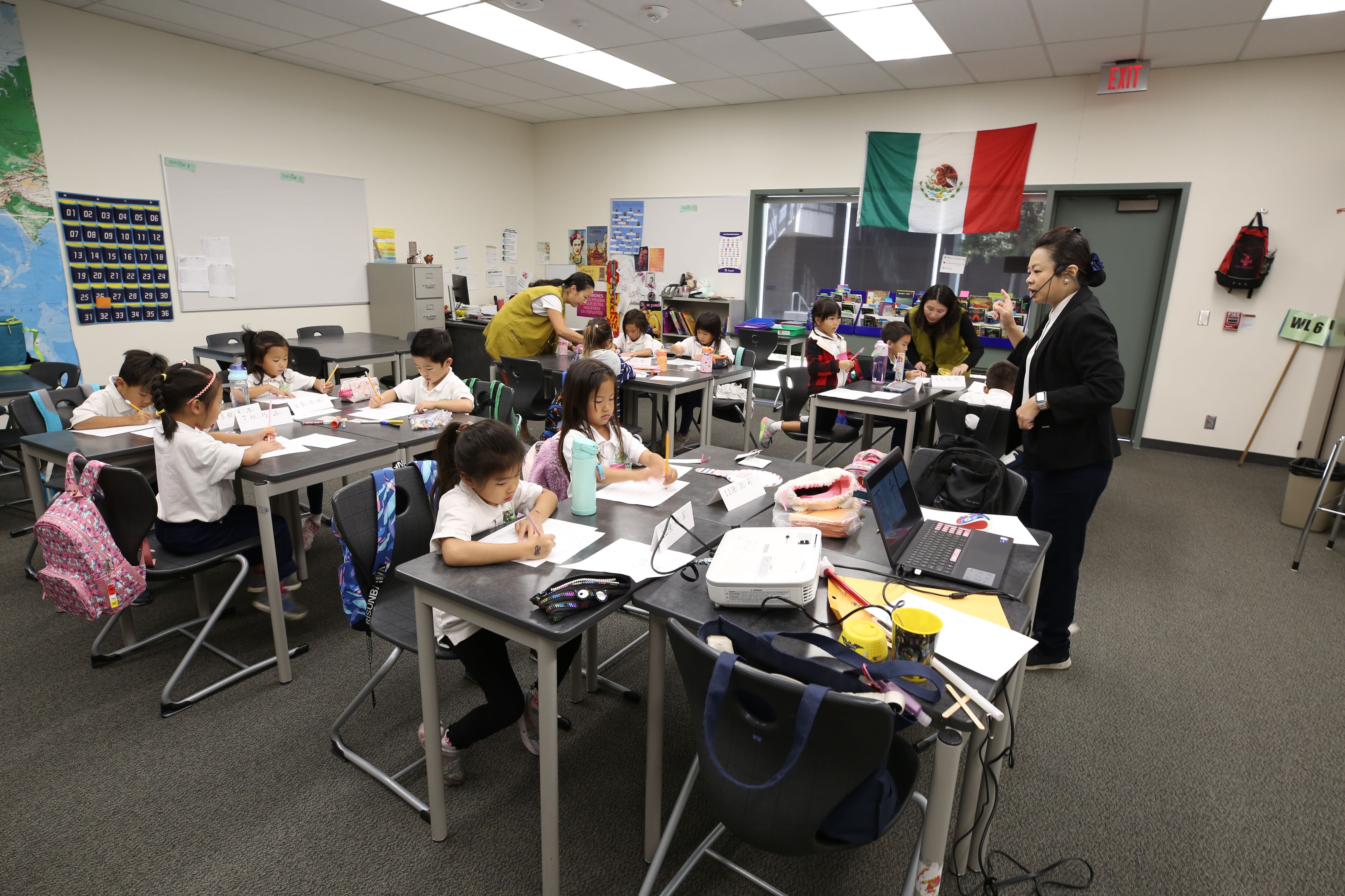 比賽前老師用心地將比賽規則說明給學生聽。