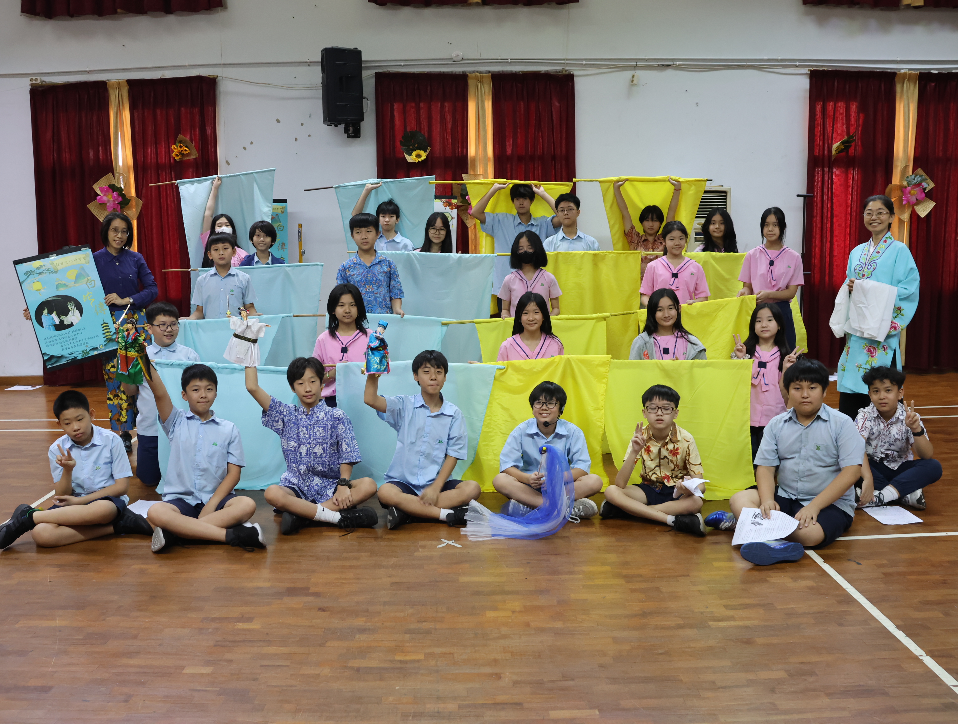 小學部同學與林佳儀教授(後二排左一)、江易蓉教師(後二排右一)舞動水旗旌旗合照