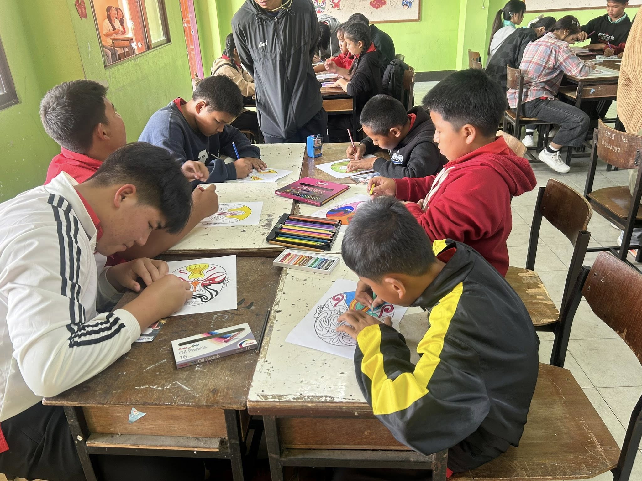 主流學校小學生臉譜彩繪