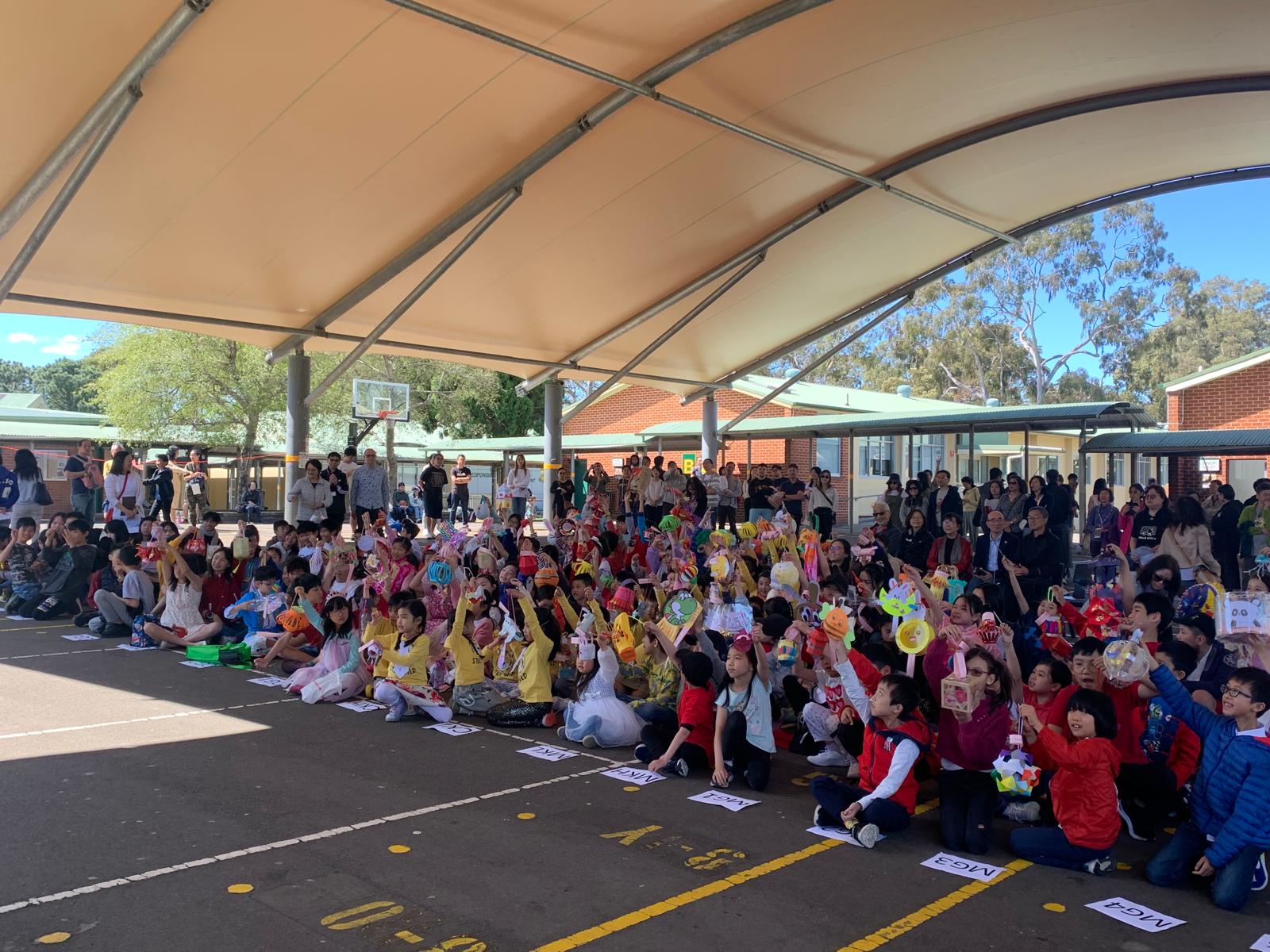 學生舉起自己製作的燈籠向全體在場人士祝願中秋節快樂