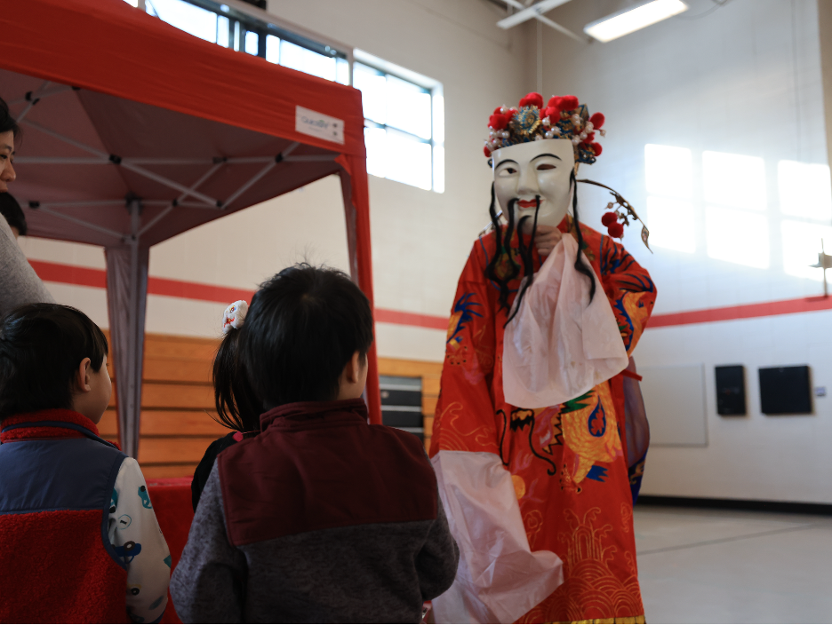 孩子們與「財神」互動，笑聲不斷。