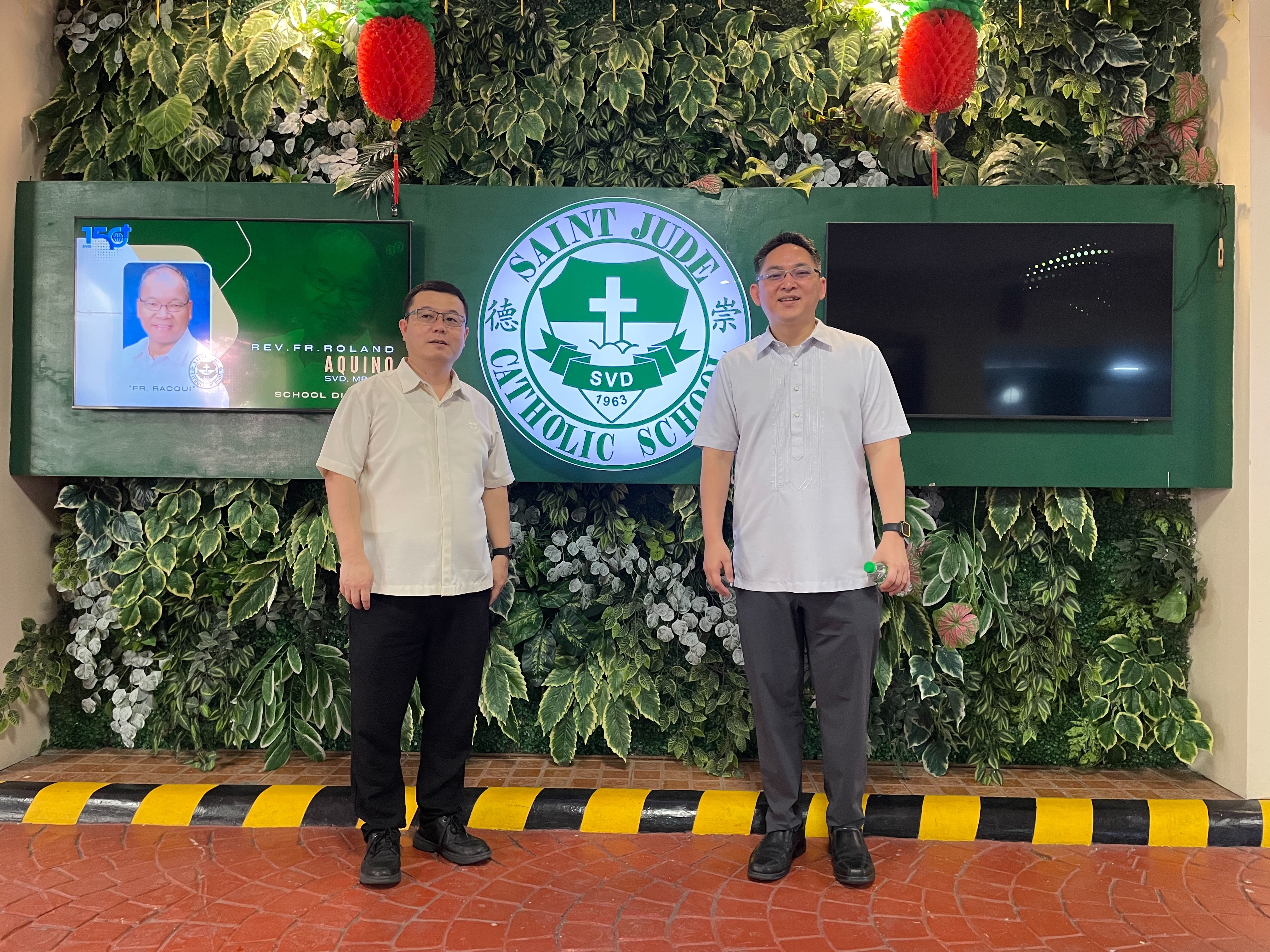 菲華文教中心主任莊博智(右)與崇德學校副校長王宇航親自出席