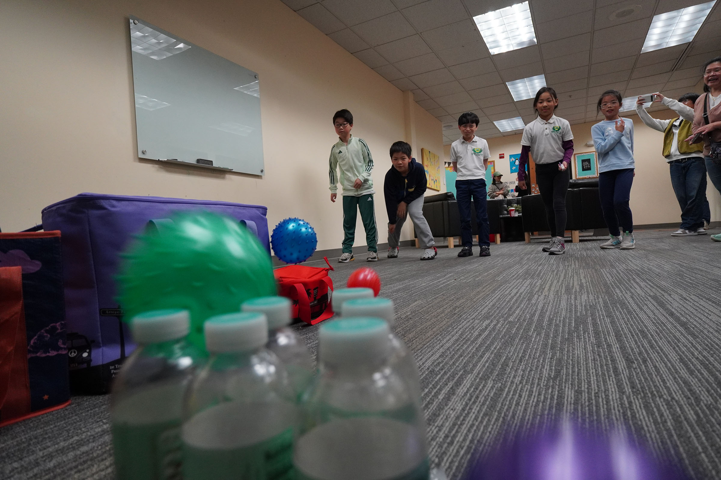 用過的寶特瓶做成好玩的保齡球遊戲