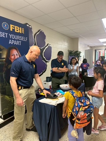 FBI設攤介紹Youth Academy計畫