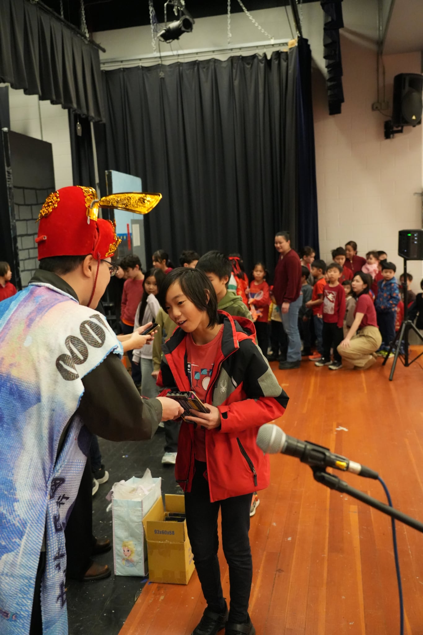 財神爺發送新年小禮給學生