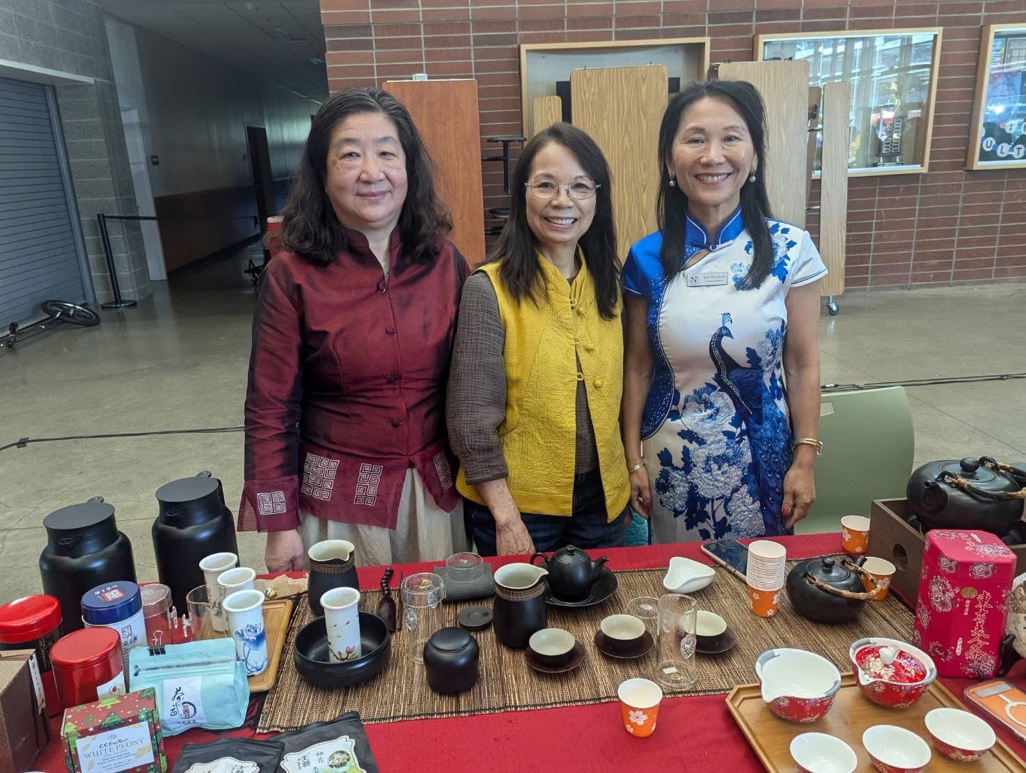 新堡市新年活動中擺茶席，左起薪傳負責人張娟熹、茶藝師陳美香、新堡市議員孫榮芬