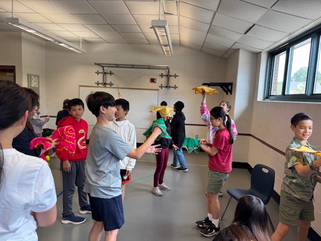 學生分組練習手絹舞