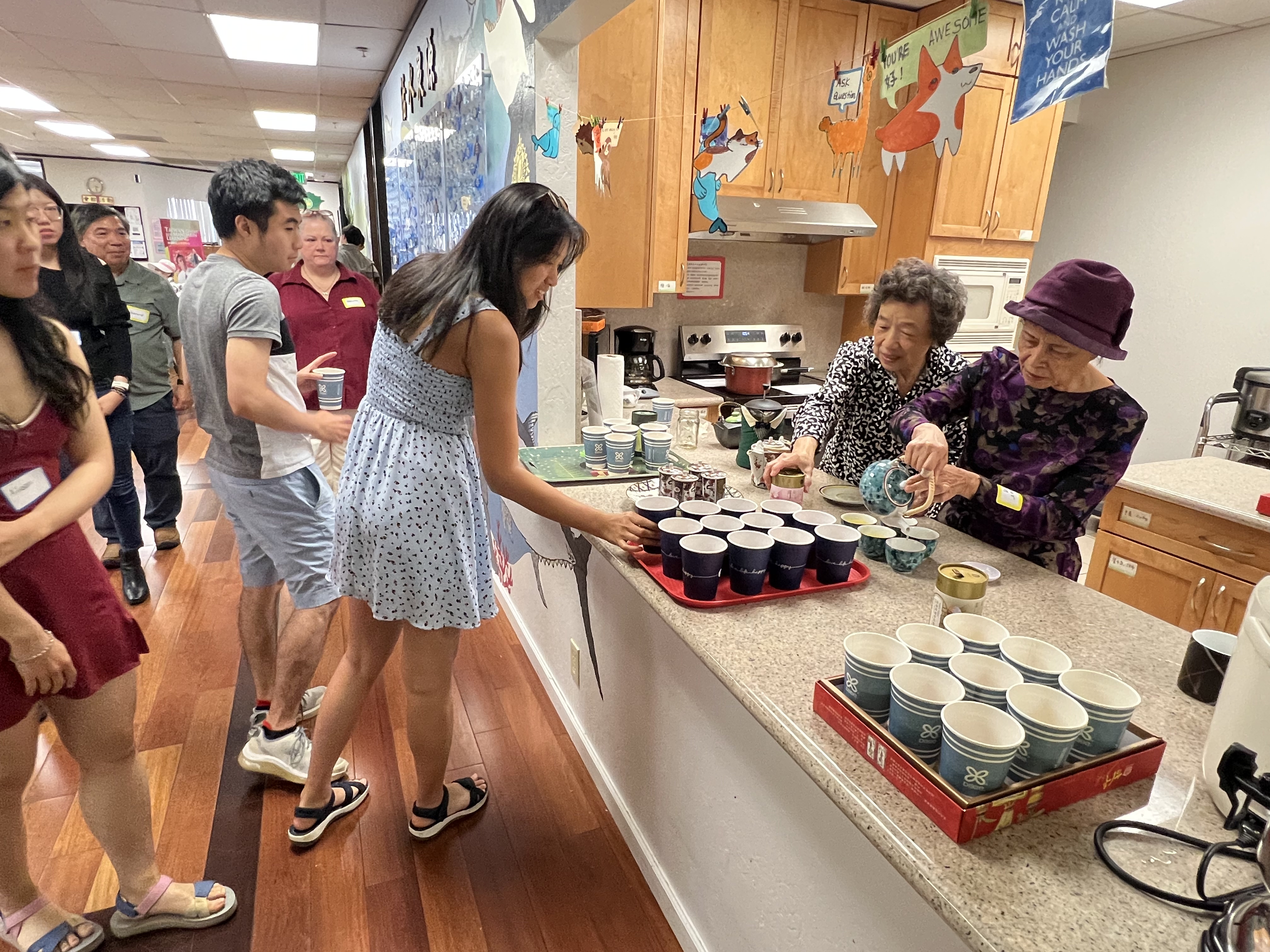 台灣會館理事幫學員們泡茶