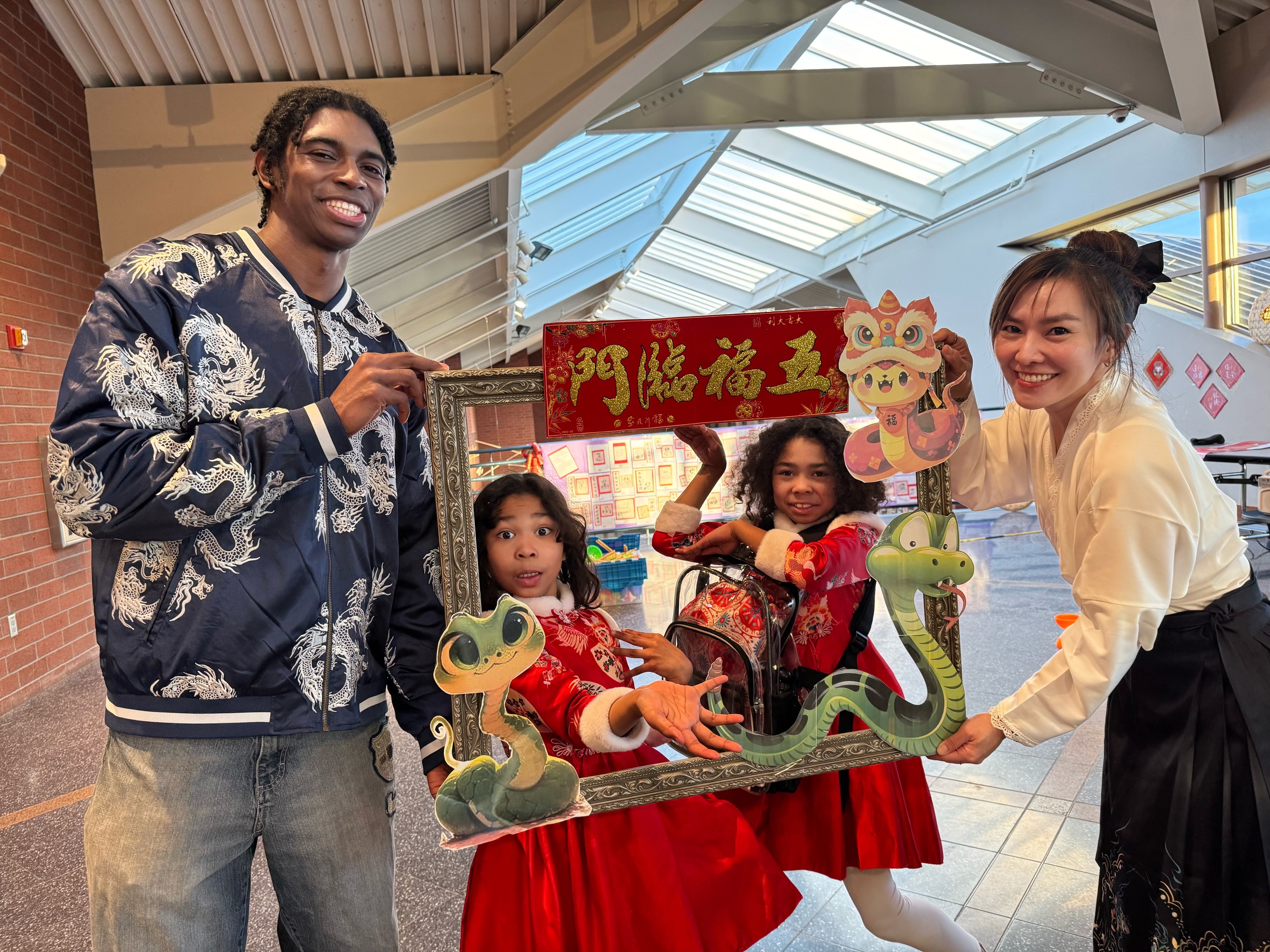 每個家庭皆有機會在特製的蛇年相框前合影，留下珍貴的春節回憶。